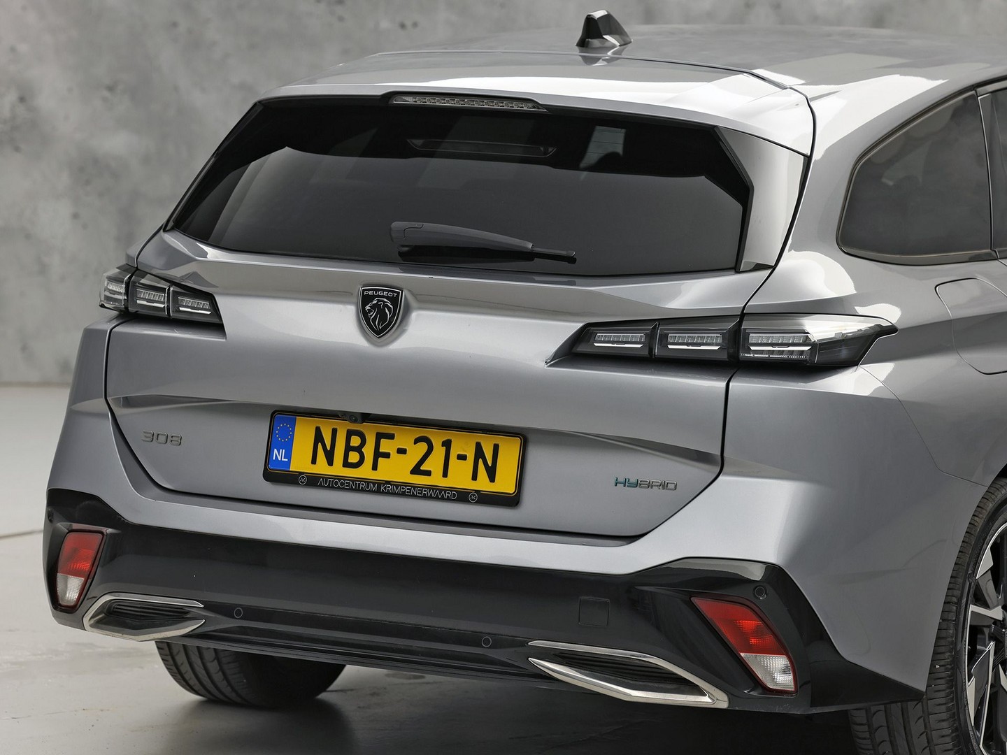 Peugeot 308 SW 1.6 Plug-in Hybrid 180 Allure 180Pk Automaat (APPLE CARPLAY, GROOT NAVI, 360 CAMERA, LEDER, SPORTSTOELEN, GETINT GLAS, ADAPTIVE CRUISE, KEYLESS, NIEUWSTAAT)