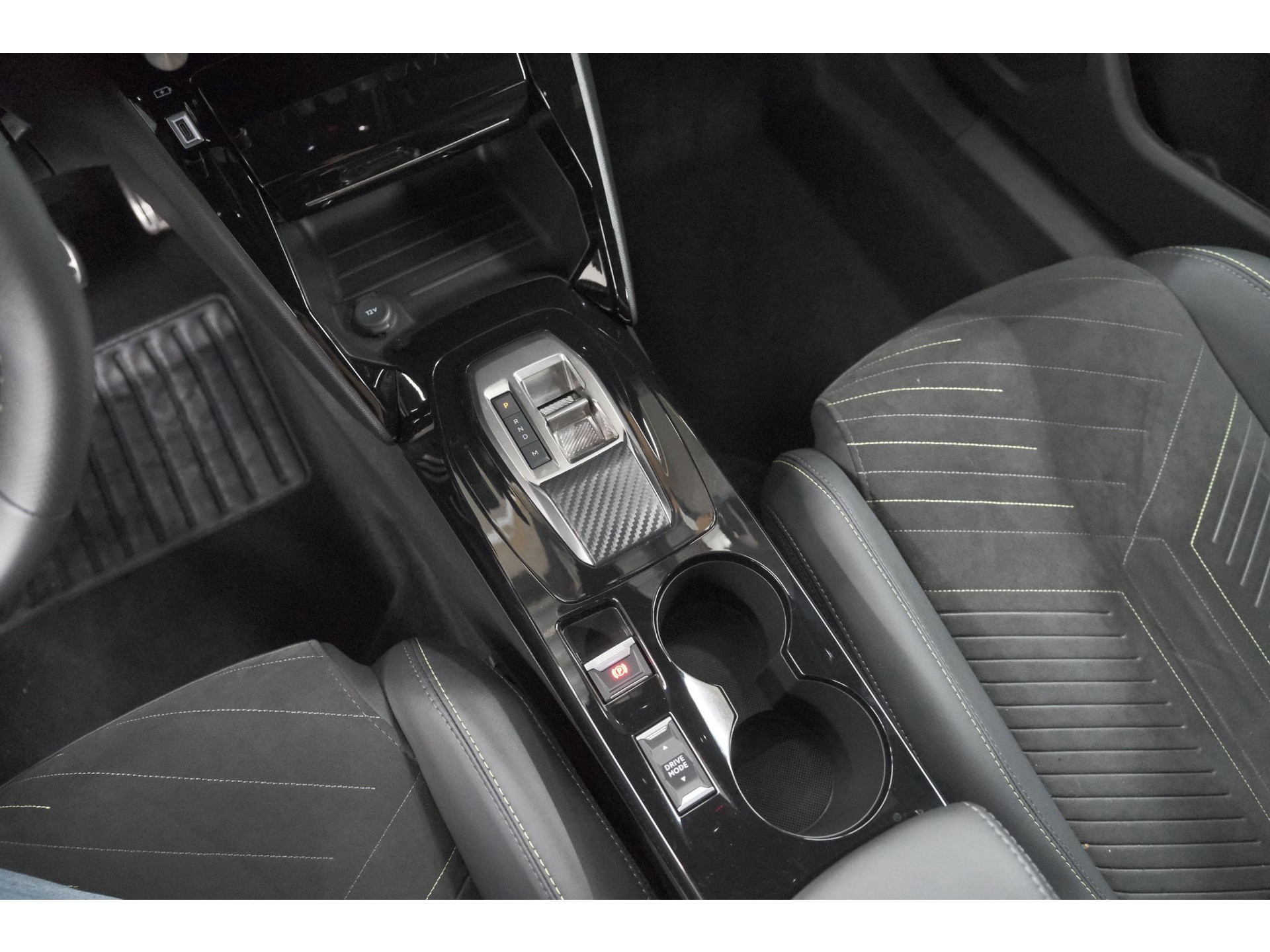 Peugeot 2008 PureTech 130 EAT8 GT | 360 Camera | Adaptieve Cruise Control | Stoelmaasage | Apple Carplay
