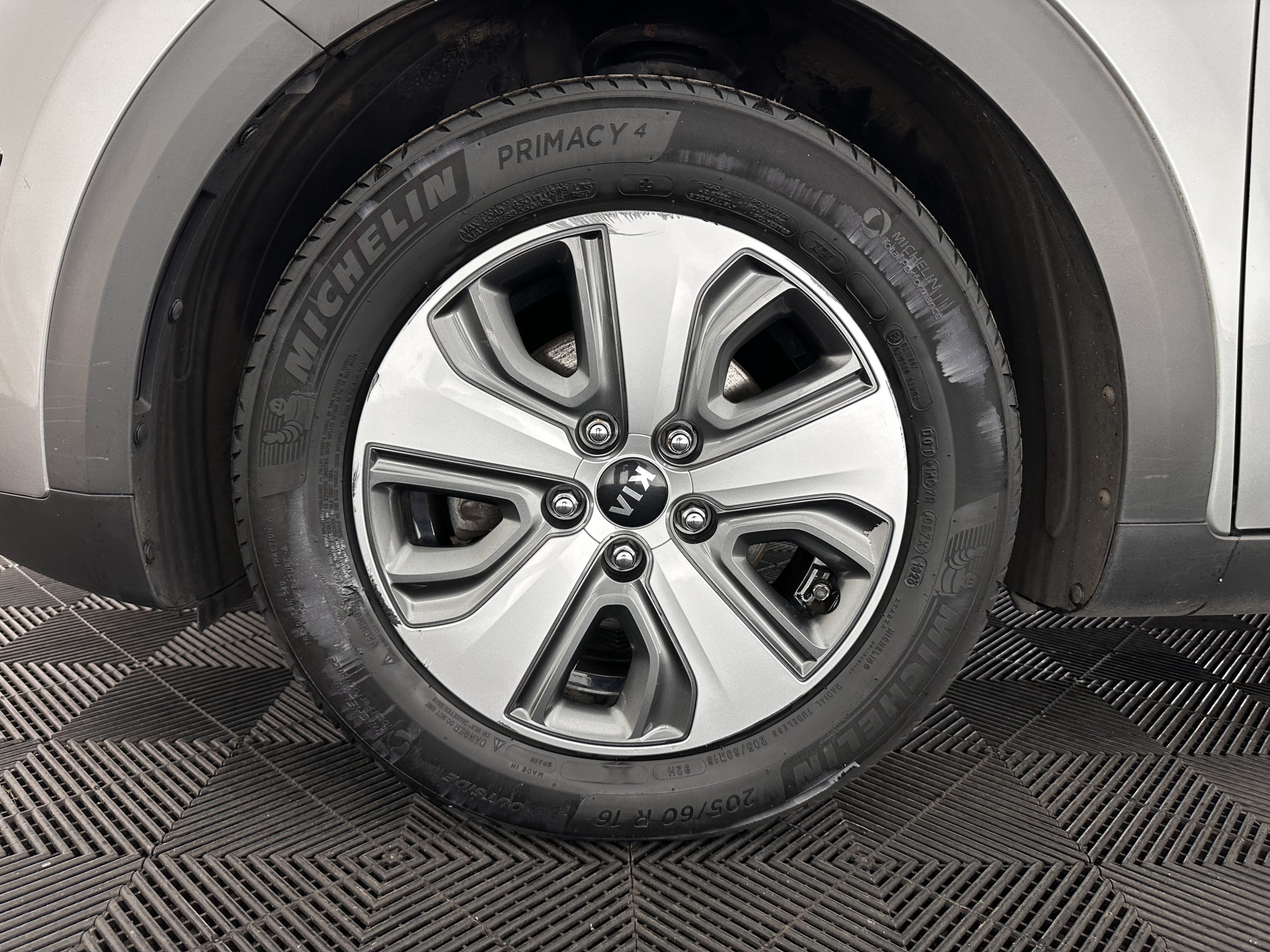 Kia Niro 1.6 GDi Hybrid ExecutiveLine (INCL.BTW) Aut. *LEATHER-FABRIC | NAVI-FULLMAP | KEYLESS | CAMERA | COMFORT-SEATS | DIGI-COCKPIT | LANE-ASSIST | ECC | CARPLAY | PDC | TOWBAR | 16''ALU*