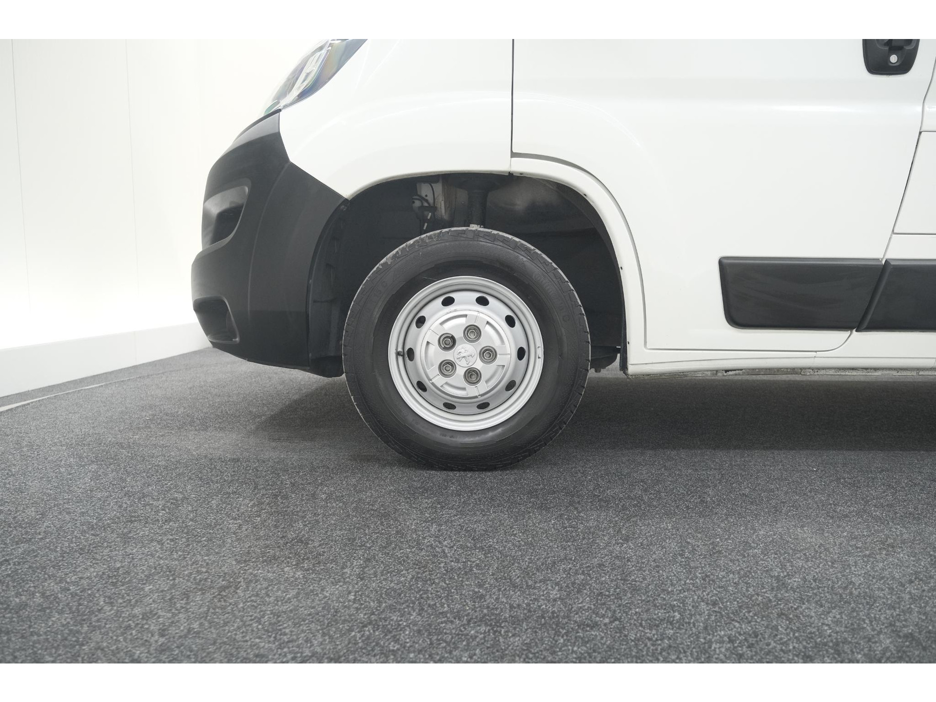 Peugeot Boxer 330 2.2 BlueHDi 140 L2H2 Premium | Navigatie | Houtenvloer In Laadruimte | Airco