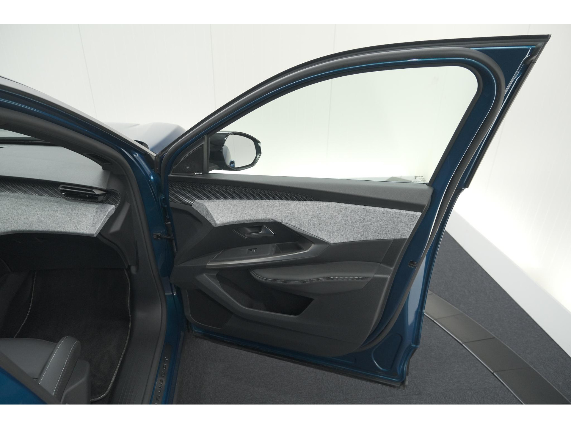 Peugeot 3008 1.2 Hybrid 136 GT | Panoramdak | 360 Camera | Stoelverwarming | Elektrische Kofferklep | Allseason Banden