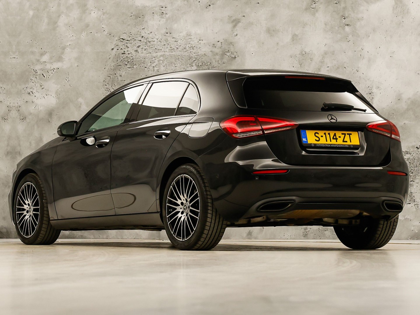 Mercedes-Benz A-Klasse 200 AMG Sport 163Pk Automaat (PANORAMADAK, APPLE CARPLAY, GROOT NAVI, SFEERVERLICHTING, CAMERA, SPORTSTOELEN, LEDER, GETINT GLAS, STOELVERWARMING, NIEUWSTAAT)