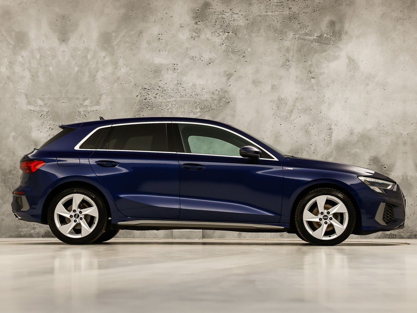 Audi A3 Sportback 30 TFSI S-Line Automaat (2X S-LINE, APPLE CARPLAY, STOELVERWARMING, PLAT S-LINE SPORTSTUUR, GETINT GLAS, SPORTSTOELEN, PARKEERSENSOREN, NIEUWSTAAT)