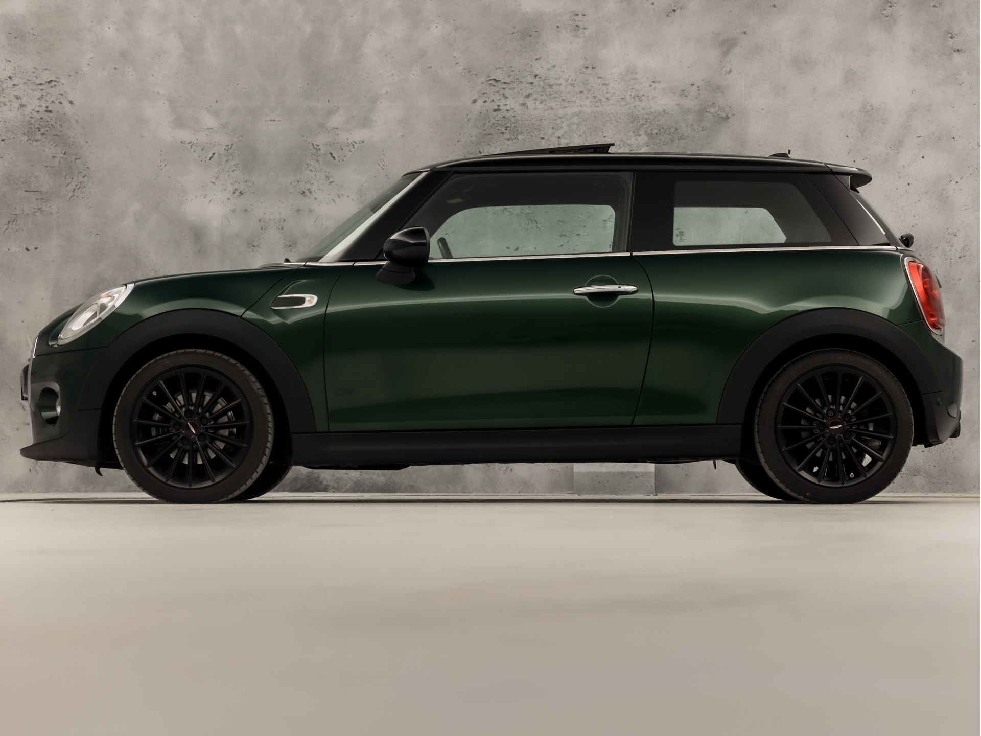 MINI Mini 1.5 Cooper Sport Automaat (PANORAMADAK, JCW PACK, NAVIGATIE, CLIMATE, ZWART HEMEL, SPORTSTOELEN, PARKEERSENSOREN, CRUISE, NIEUWE APK, NIEUWSTAAT)