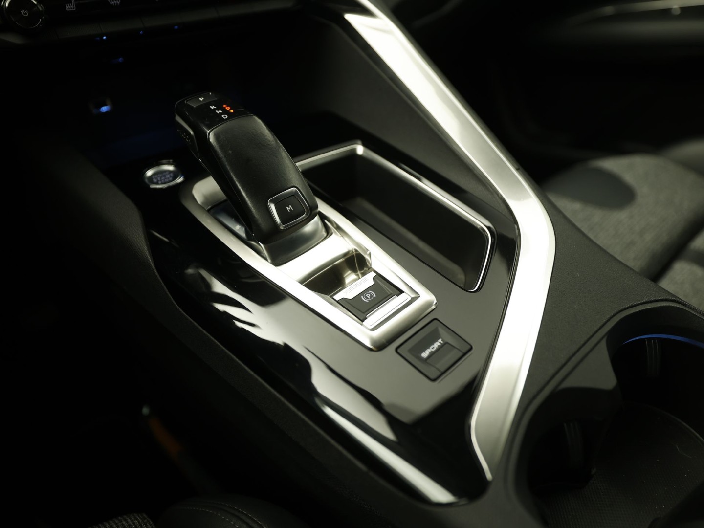 Peugeot 3008 1.2 PureTech Allure Sport Automaat (APPLE CARPLAY, GROOT NAVI, 360 CAMERA, STOELVERWARMING, LEDER, SPORTSTOELEN, ADAPTIVE CRUISE, GETINT GLAS, KEYLESS, NIEUWSTAAT)