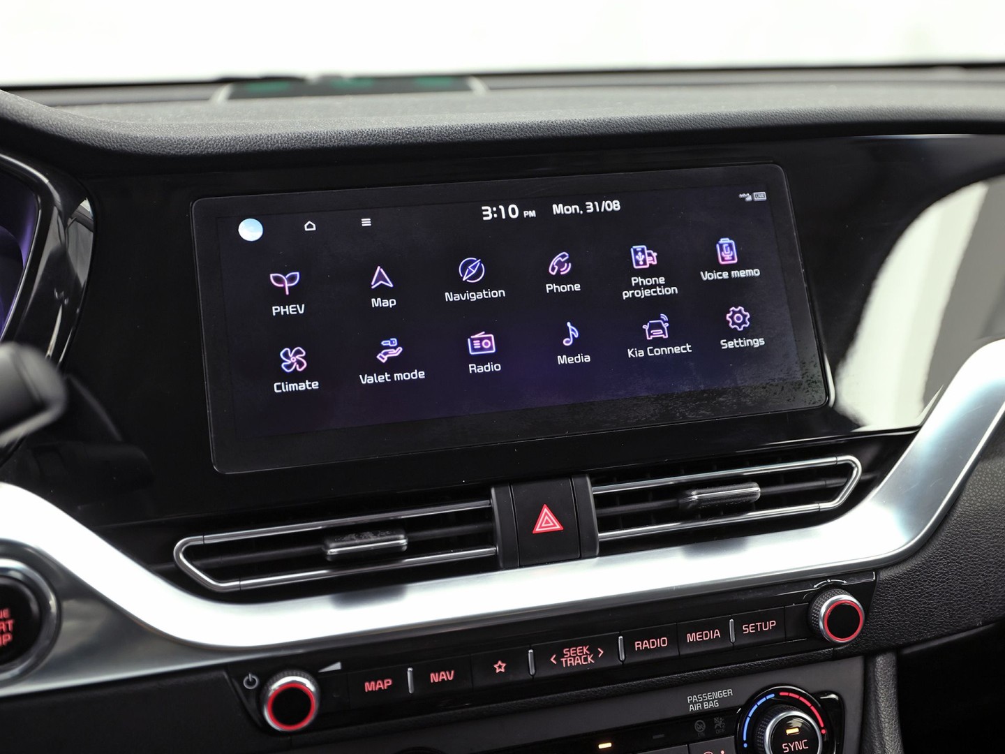 Kia Niro 1.6 GDi PHEV DynamicPlusLine Automaat (APPLE CARPLAY, GROOT NAVI, STUUR/STOELVERWARMING, CAMERA, TREKHAAK, SPORTSTOELEN, GETINT GLAS, ADAPTIVE CRUISE, NIEUWSTAAT)