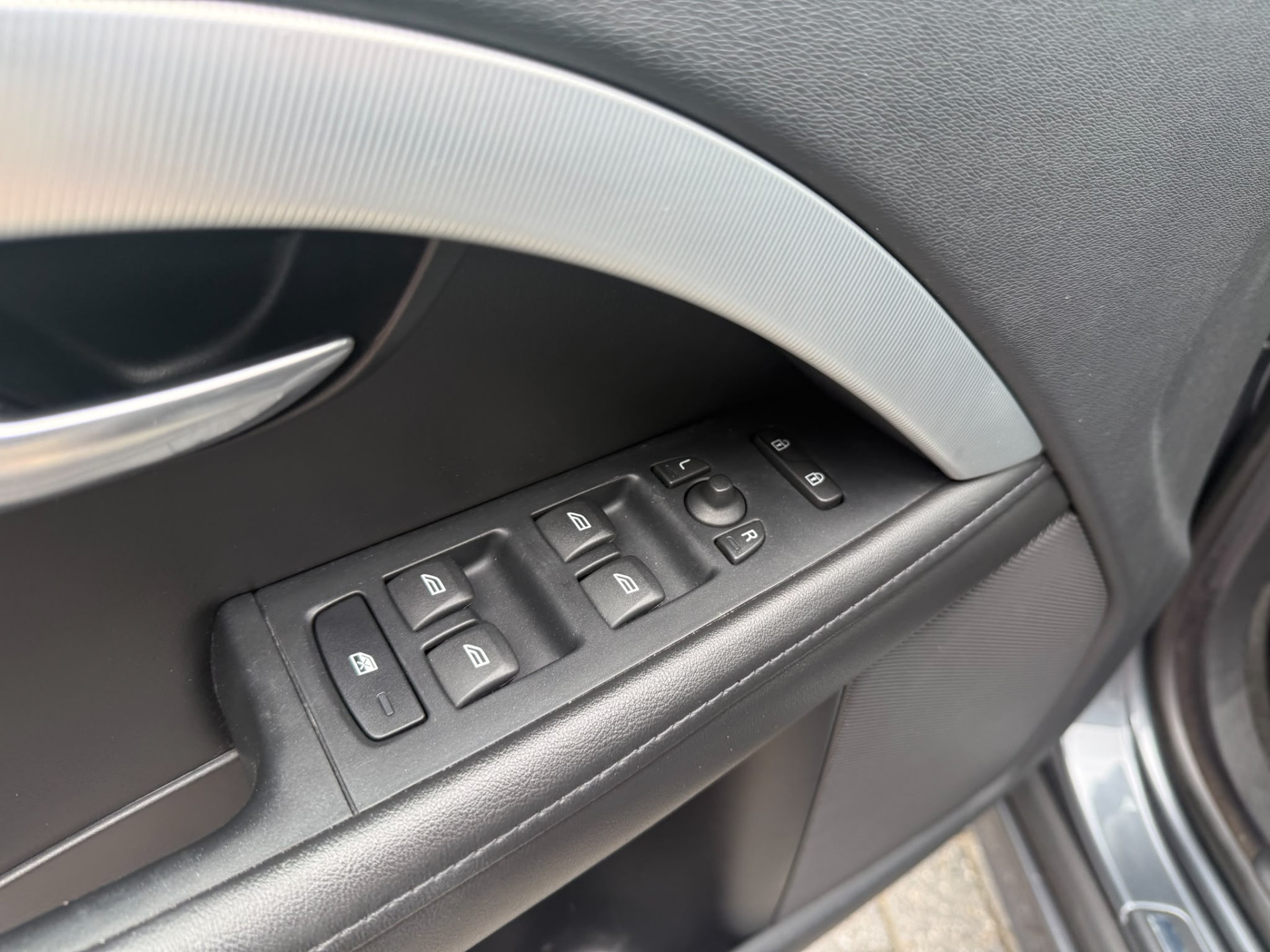 Volvo V70 2.0T R-Edition | 3E EIGENAAR | AUTOMAAT | LEDER | NAVI | XENON | CRUISE | TREKHAAK |