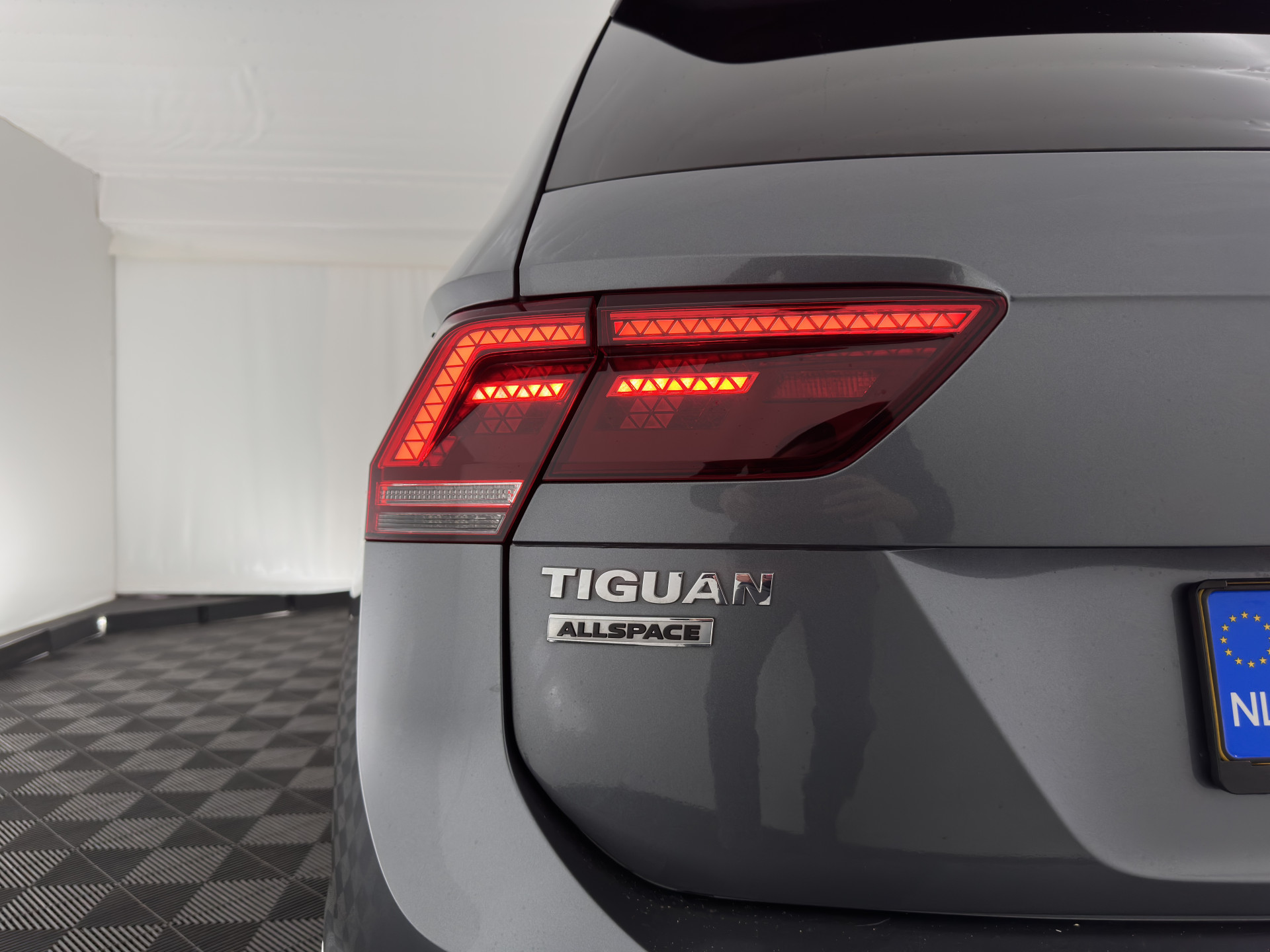 Volkswagen Tiguan Allspace 1.5 TSI R-line Highline Business (7-Pers.) (INCL-BTW) Aut * PANO | NAVI-FULLMAP | XENON | ALCANTARA | HEATED-ERGONOMIC-SPORTSEATS | KEYLESS | PRIVACY-GLASS | CAMERA | DAB | DIGI-COCKPIT | PDC | TOWBAR | ECC | 19"ALU*