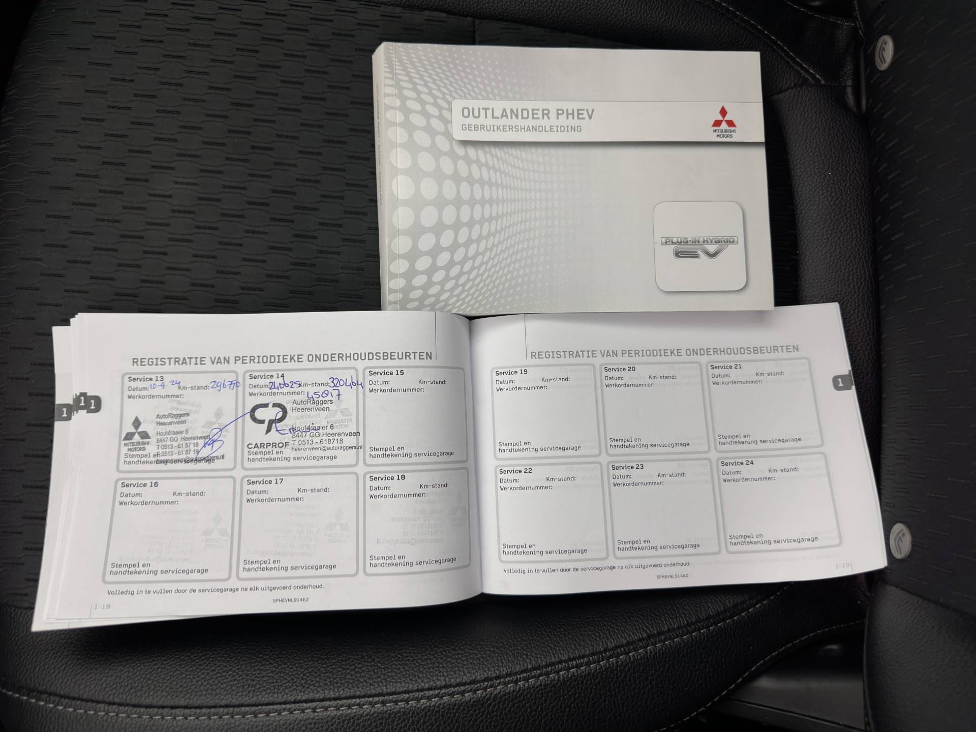 Mitsubishi Outlander 2.0 PHEV Business Edition X-Line (INCL-BTW) Aut. *LEATHER-FABRIC | NAVI-FULLMAP | KEYLESS | CAMERA | COMFORT-SEATS | ECC | CRUISE | PRIVACY-GLASS | SHIFT-PADDLES |  TOWBAR | 18''ALU*