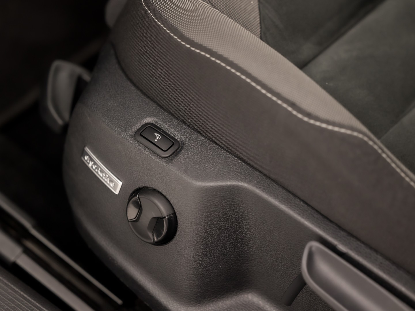 Volkswagen Golf 1.0 TSI Sportline (APPLE CARPLAY, GROOT NAVI, ALCANTARA, DYNAMISCHE KNIPPERLICHTEN, SPORTSTOELEN, STOELVERWARMING, ADAPTIVE CRUISE, PARKEERSENSOREN, NIEUWSTAAT)