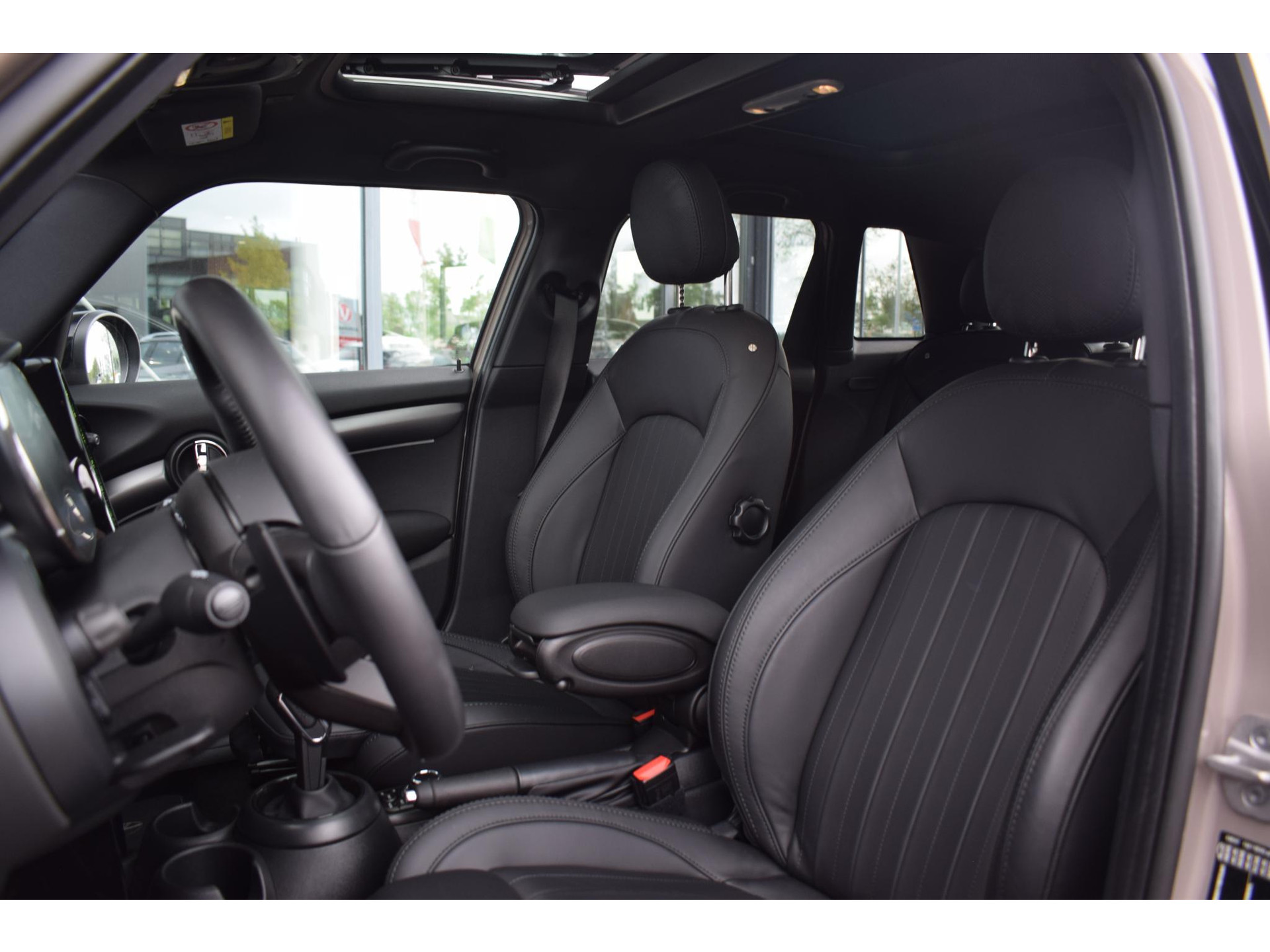 MINI 5-Deurs 2.0 Cooper S MINI Yours | Pano | Leer | H/K | HUD | Stuur-en Stoelverwarming