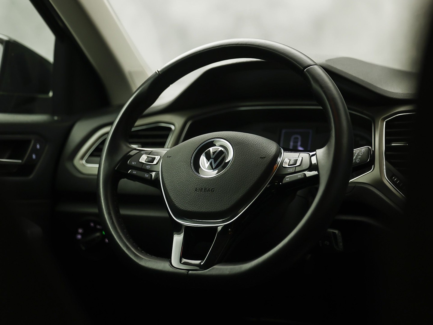 Volkswagen T-Roc 1.0 TSI Sport (APPLE CARPLAY, 1e EIGENAAR, GROOT NAVI, LM VELGEN, SPORTSTOELEN, PARKEERSENSOREN, ADAPTIVE CRUISE, NIEUWSTAAT)