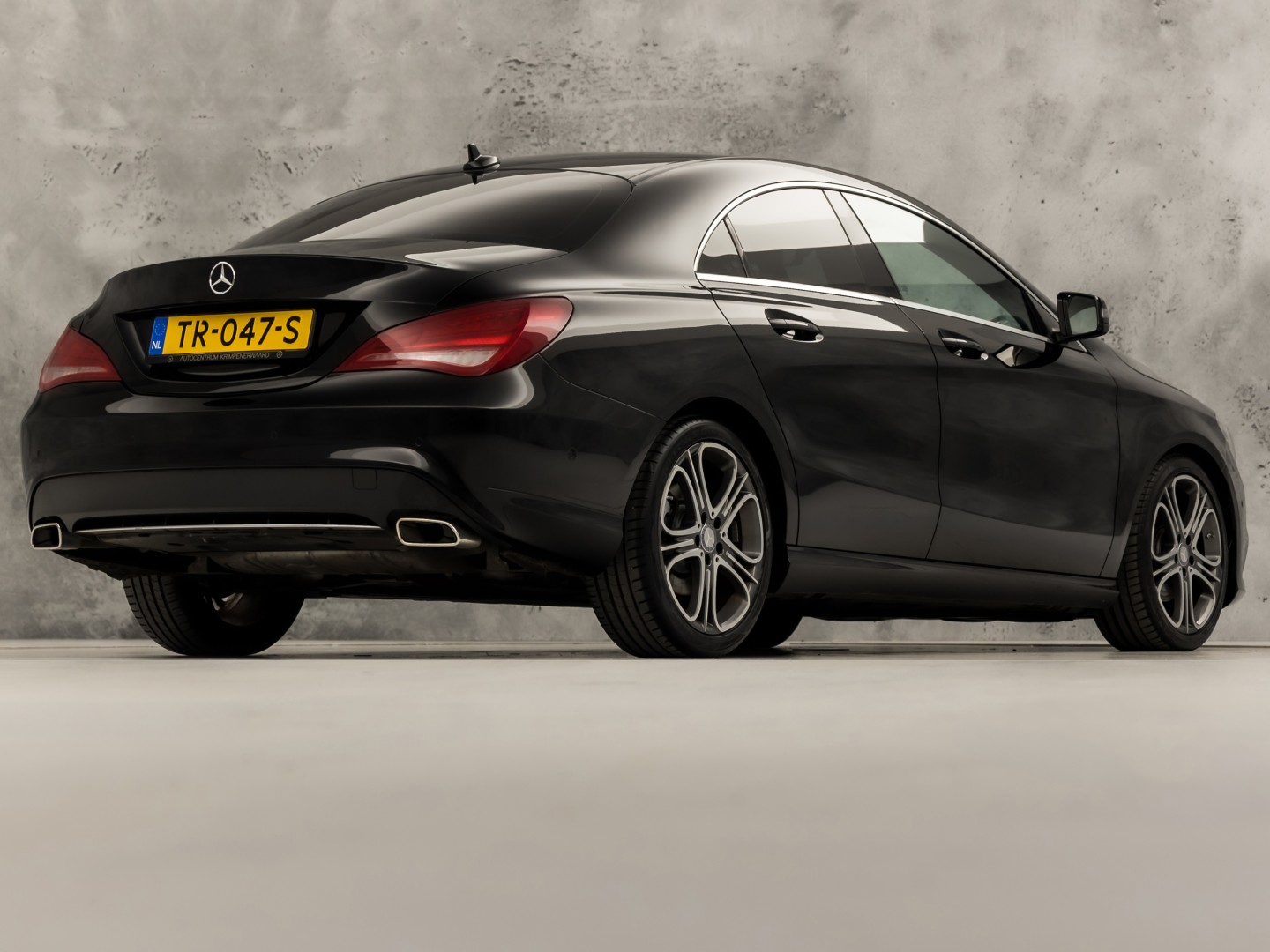 Mercedes-Benz CLA-Klasse 180 AMG Sport Automaat (GROOT NAVI, LEDER, ZWART HEMEL, STOELVERWARMING, SPORTSTOELEN, GETINT GLAS, CRUISE, NIEUWE APK, NIEUWSTAAT)