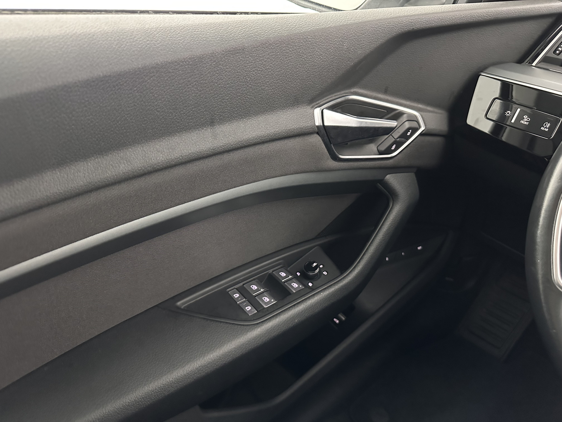 Audi e-tron 50 quattro Business edition 71 kWh [ 3-Fase-11kW ] {SOH-99%} (INCL-BTW) Aut. *HEATPUMP | FULL-LED | DIGI-COCKPIT | NAVI-FULLMAP | MEMORY-PACK |  COMFORTSEATS | KEYLESS | AUDI-SOUND | SHIFTPADDLES | DAB+ | ECC | DRIVE-SELECT | PDC | CRUISE | TO