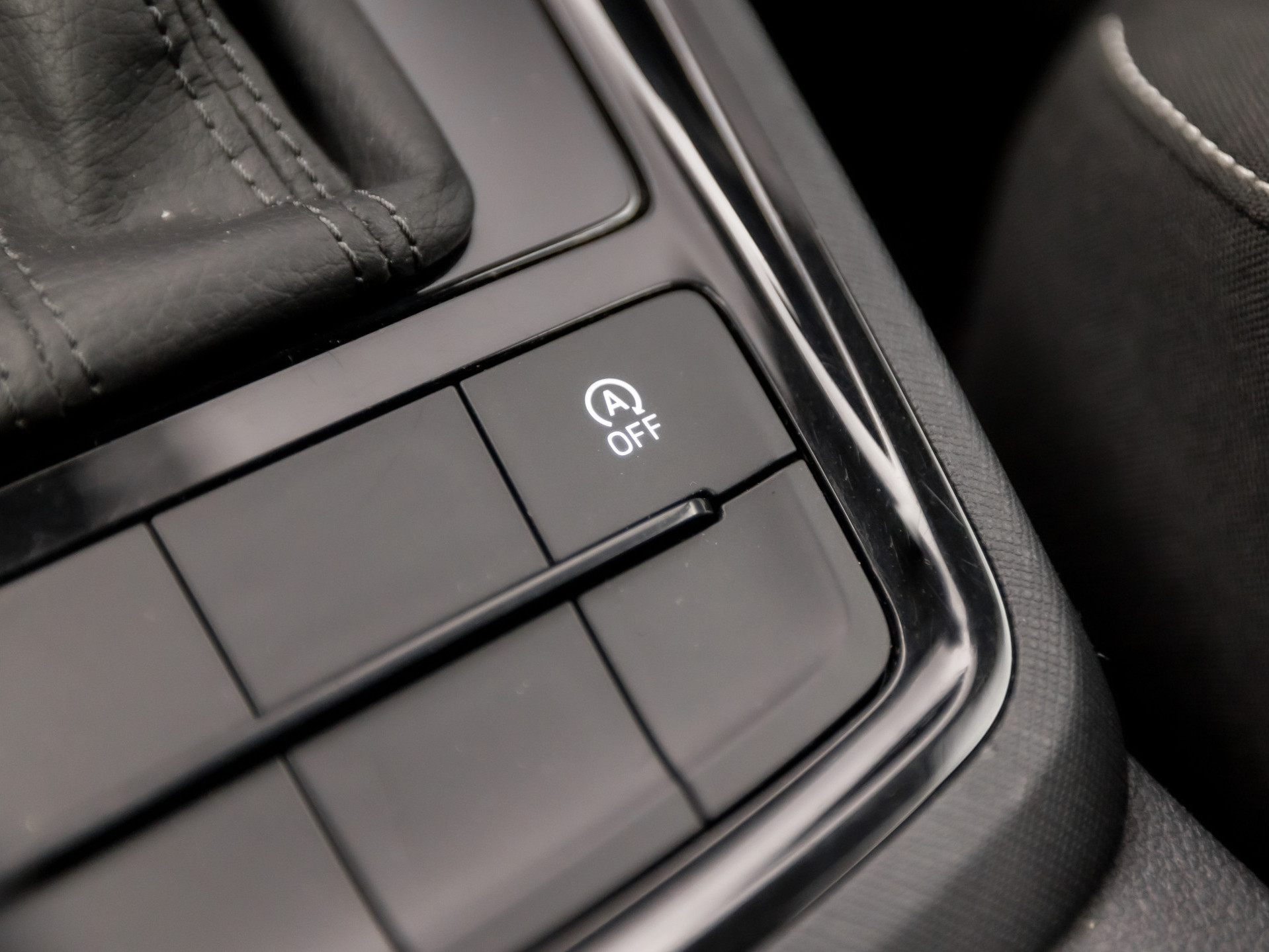 Škoda Kamiq 1.0 TSI Ambition Sport Automaat (APPLE CARPLAY, GROOT NAVI, CLIMATE, GETINT GLAS, STOELVERWARMING, SPORTSTOELEN, PARKEERSENSOREN, GETINT GLAS, NIEUWSTAAT)