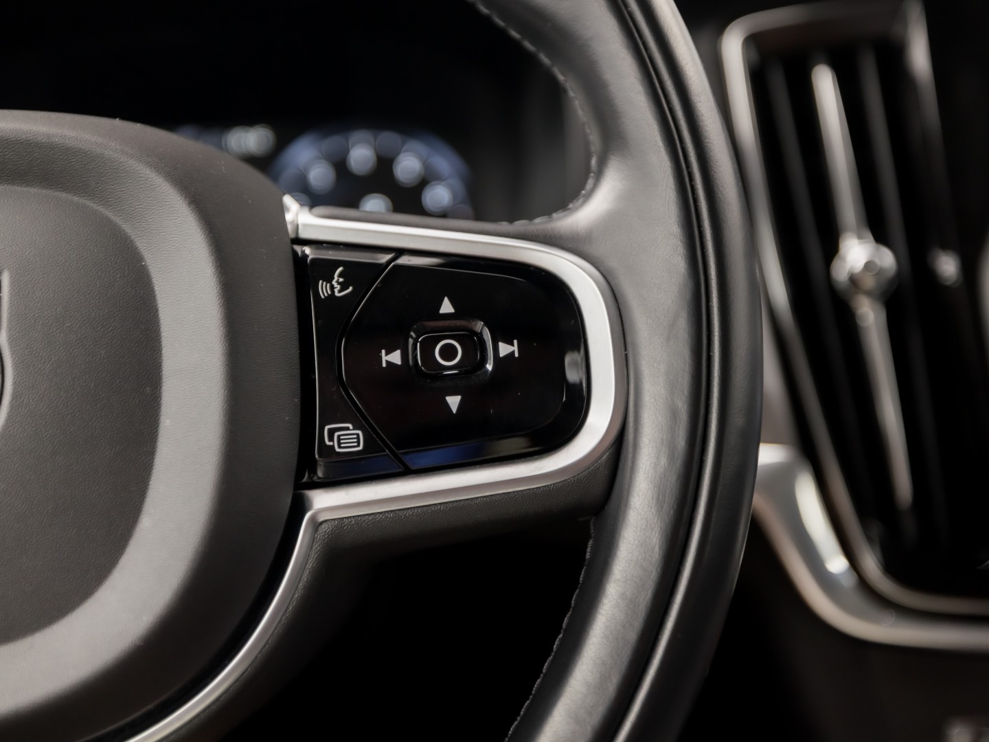 Volvo V90 2.0 T4 Momentum Sport 190Pk Automaat (APPLE CARPLAY, GROOT NAVI, LEDER, GETINT GLAS, STOELVERWARMING ACHTER, MEMORY SEATS, ELEK ACHTERKLEP, NIEUWE APK, NIEUWSTAAT)