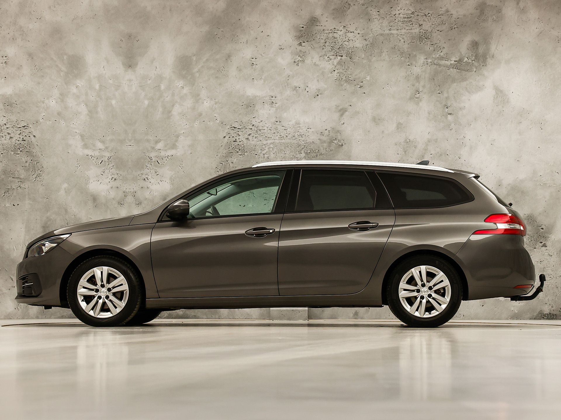 Peugeot 308 SW 1.2 PureTech Sport (PANORAMADAK, APPLE CARPLAY, GROOT NAVI, TREKHAAK, GETINT GLAS, SPORTSTOELEN, PARKEERSENSOREN, CRUISE, NIEUWSTAAT)