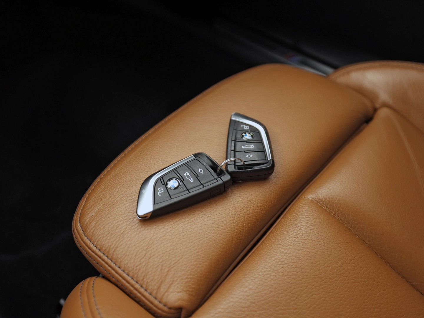 BMW 1 Serie 118i M Sport Automaat (PANORAMADAK, M PAKKET, DEALER ONDERHOUDEN, STUUR/STOELVERWARMING, CAMERA, BRUIN LEDER, SPOILER, BLACK PACK, SFEERVERLICHTING, NIEUWSTAAT)