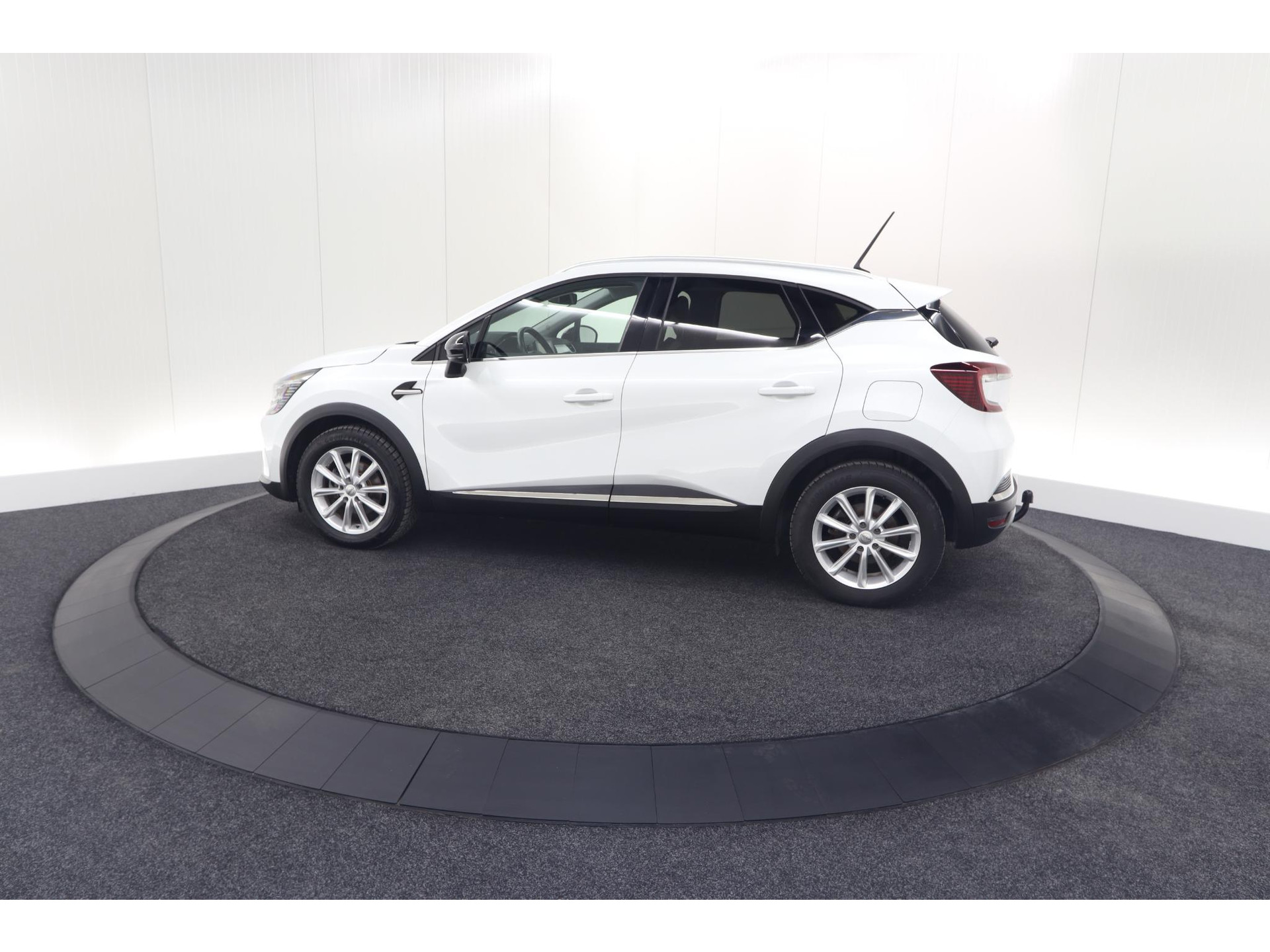 Renault Captur 1.6 E-Tech Plug-in Hybrid 160 Intens | Trekhaak | Camera | Navigatie | Parkeersensoren | Pack Winter