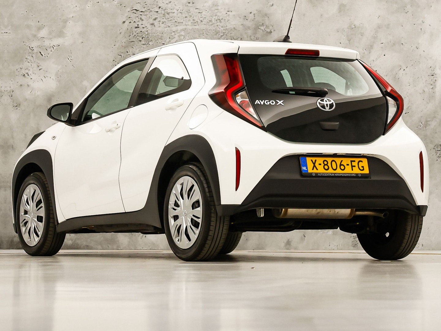 Toyota Aygo 1.0 VVT-i MT Play (APPLE CARPLAY, NAVIGATIE, ADAPTIVE CRUISE, SPORTSTOELEN, LANE ASSIST, CAMERA, NIEUWSTAAT)