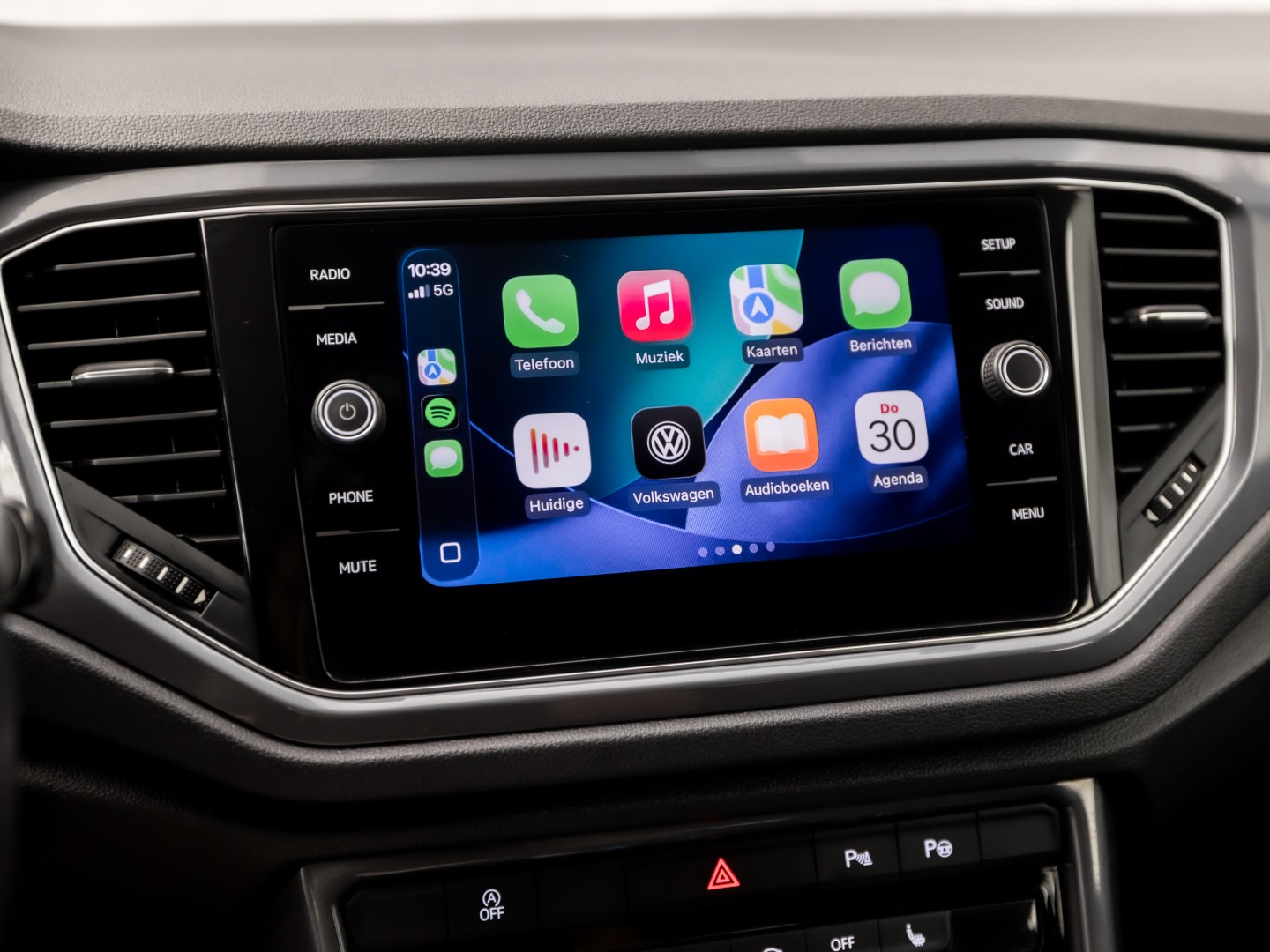 Volkswagen T-Roc 1.0 TSI Sport (APPLE CARPLAY, GROOT NAVI, STOELVERWARMING, GETINT GLAS, SPORTSTOELEN, ADAPTIVE CRUISE, PARKEERSENSOREN, NIEUWSTAAT)