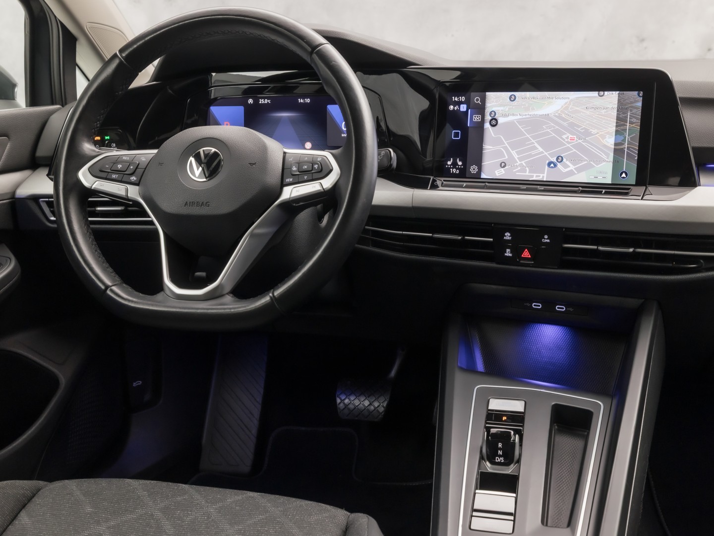 Volkswagen Golf 1.5 TSI Sport 150Pk Automaat (APPLE CARPLAY, GROOT NAVI, STUUR/STOELVERWARMING, SPORTSTOELEN, GETINT GLAS, SFEERVERLICHTING, KEYLESS, NIEUWSTAAT)