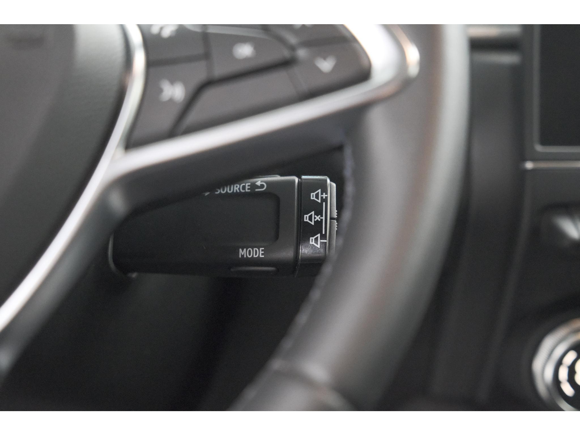Renault Captur 1.6 E-Tech Hybrid 145 Intens | Trekhaak | Camera | Stoelverwarming | Navigatie