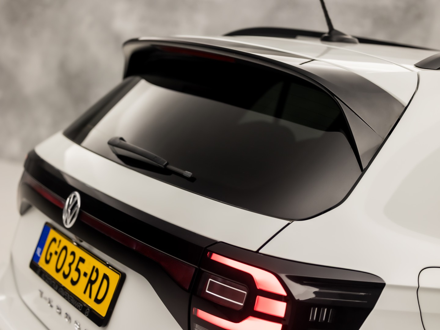 Volkswagen T-Cross 1.0 TSI Sport (APPLE CARPLAY, CAMERA, GETINT GLAS, CRUISE, LM VELGEN, SPORTSTOELEN, NIEUWSTAAT)