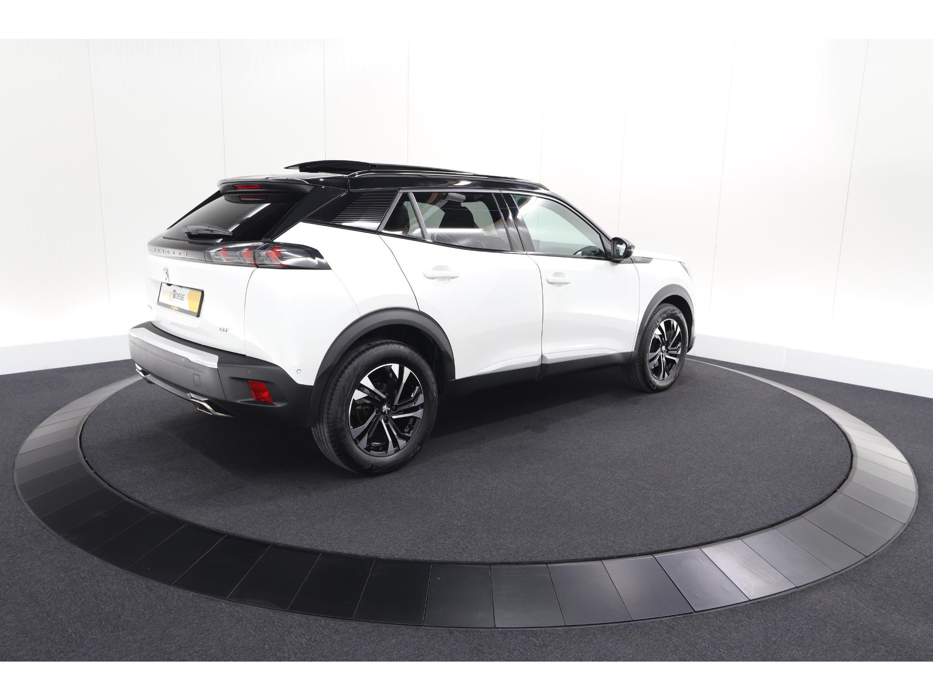 Peugeot 2008 PureTech 130 GT | Elektrisch Panoramadak | Camera | Dodehoekdetectie | Navigatie