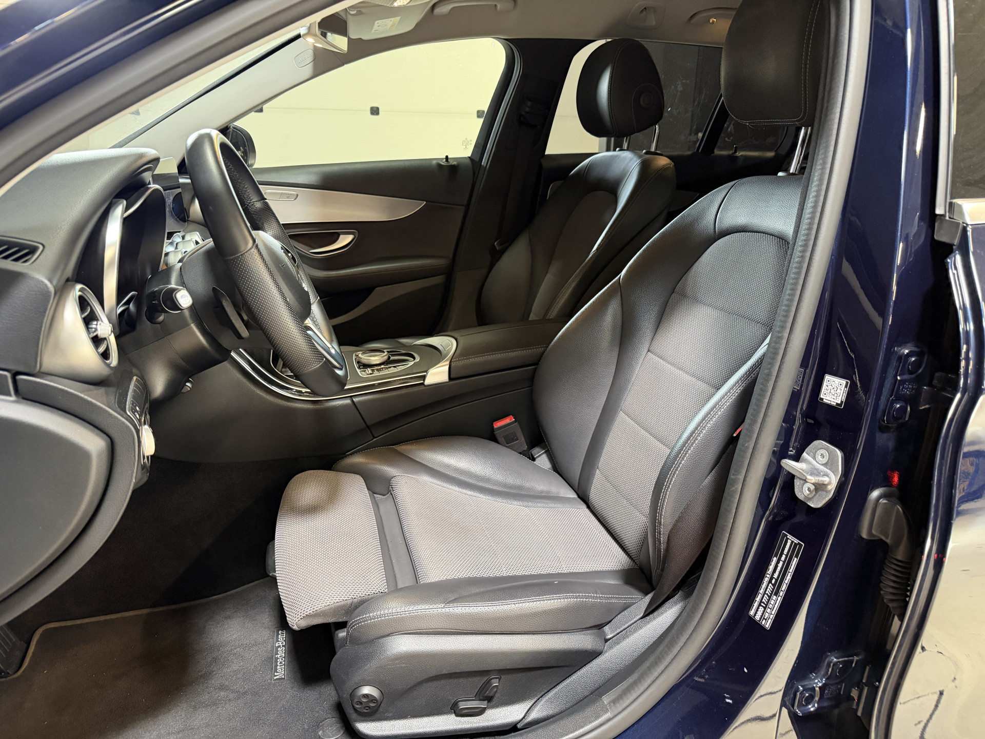 Mercedes-Benz C-klasse Estate 220 d Business Solution | Camera | Stoelverwarming | Elektr. trekhaak | Adaptive cruise | Full LED