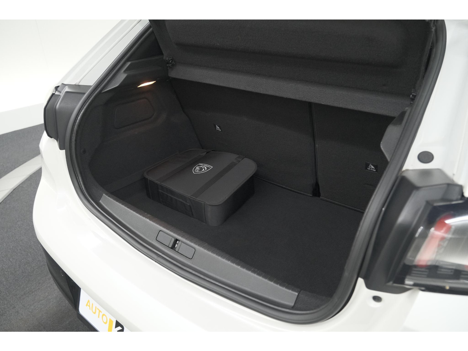 Peugeot e-208 EV GT 50 kWh | 93,7% SOH | Black Pack | Dodehoekdetectie | Camera | Apple Carplay