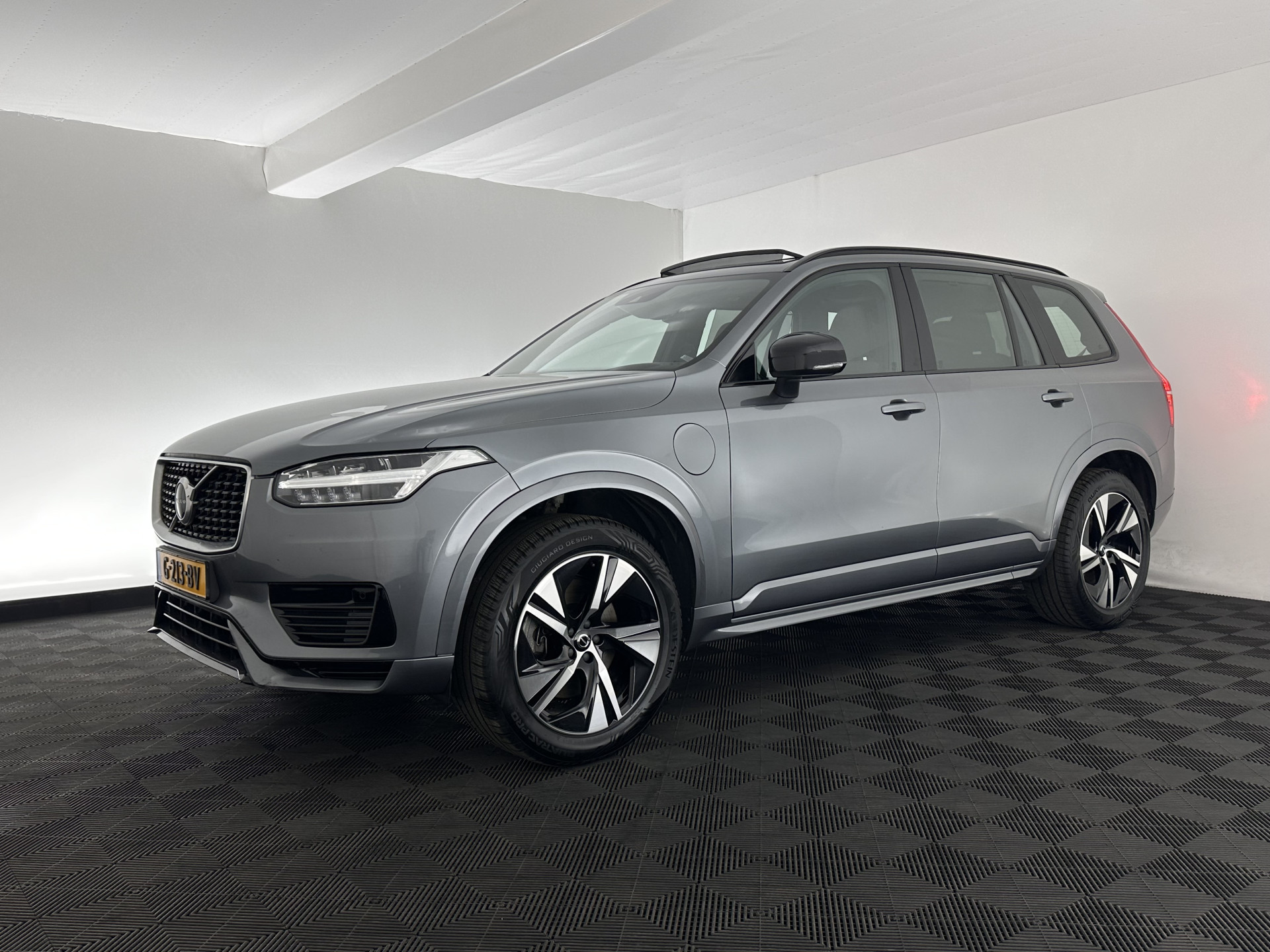 Volvo XC90 2.0 T8 R-Design Twin Engine AWD [ 7-Pers. ] (Plug-In) Aut. *PANO | LEATHER-ALCANTARA | FULL-LED | MEMORY-PACK | DIGI-COCKPIT | NAVI-FULLMAP | CARPLAY | ECC | HEATED-SPORTSEATS | LANE-ASSIST | PDC | HEAD-UP | TOWBAR | 20"ALU*