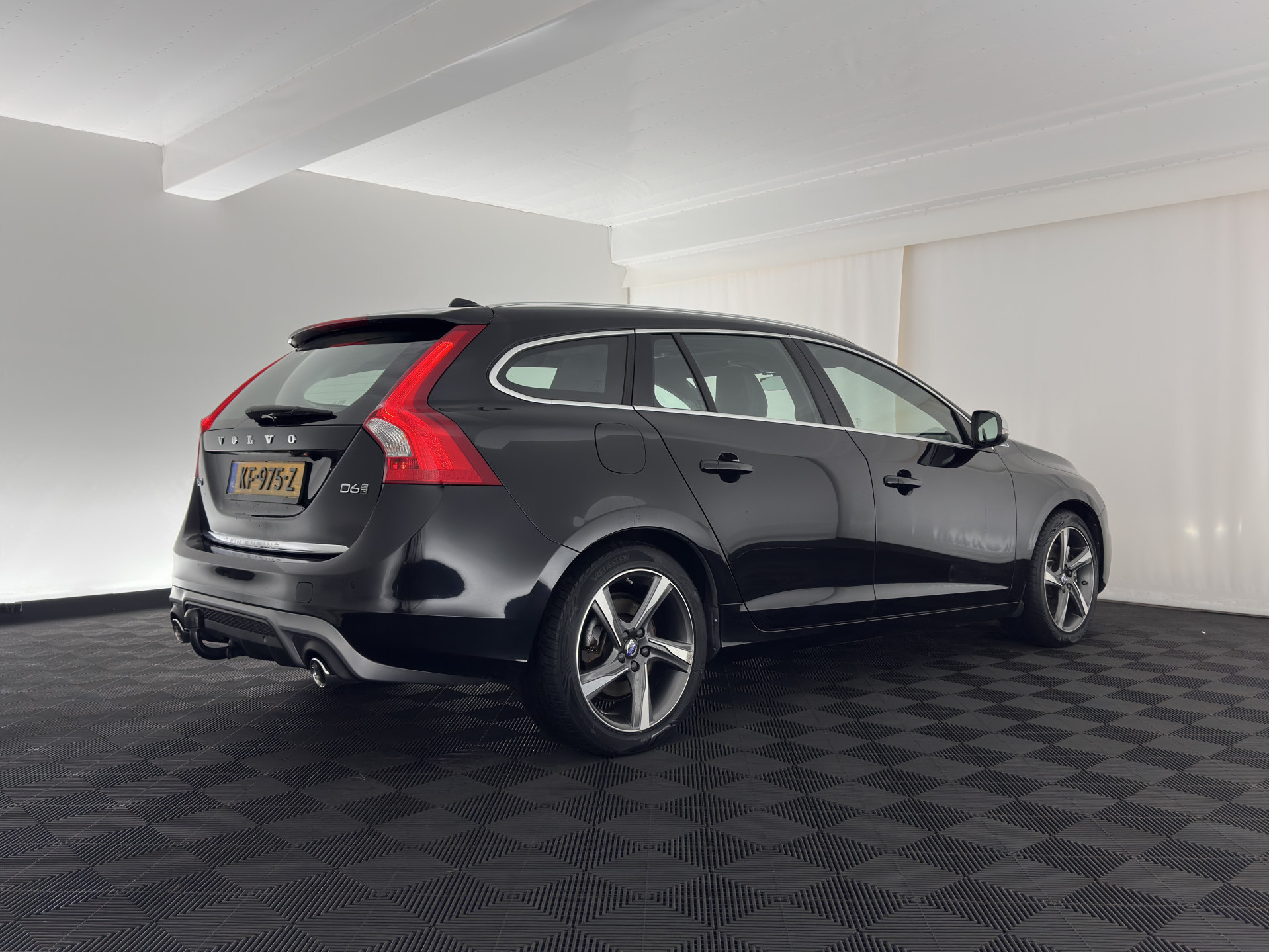 Volvo V60 2.4 D6 Twin Engine R-Design Aut. *PANO | LEATHER-ALCANTARA | BI-XENON | MEMORY-PACK | HEATED-COMFORTSEATS | NAVI-FULLMAP | CAMERA | PRIVACY-GLASS | ECC | PDC | CRUISE | 18''ALU*