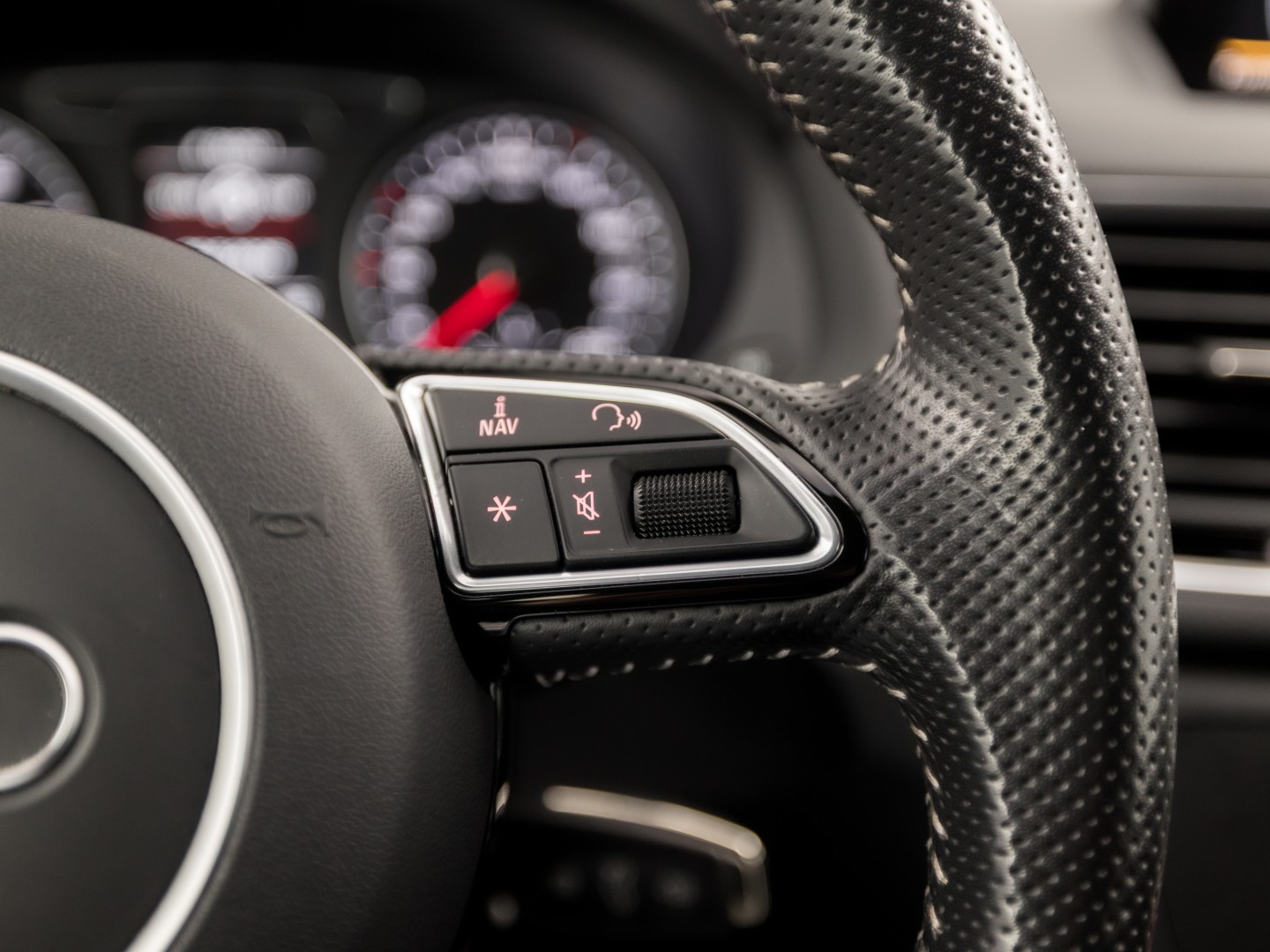 Audi Q3 1.4 TFSI S-Line Sport 150Pk Automaat (2X S-LINE, NAVIGATIE, LEDER, STOELVERWARMING, SPORTSTOELEN, GETINT GLAS, TREKHAAK, NIEUWE APK, NIEUWSTAAT)