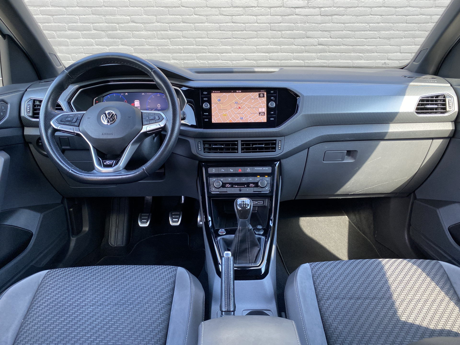 Volkswagen T-Cross 1.0 TSI R Line 116 pk | dealer onderh. | virtual cockpit | navigatie | camera | stoelverwarming | apple carplay | keyless go