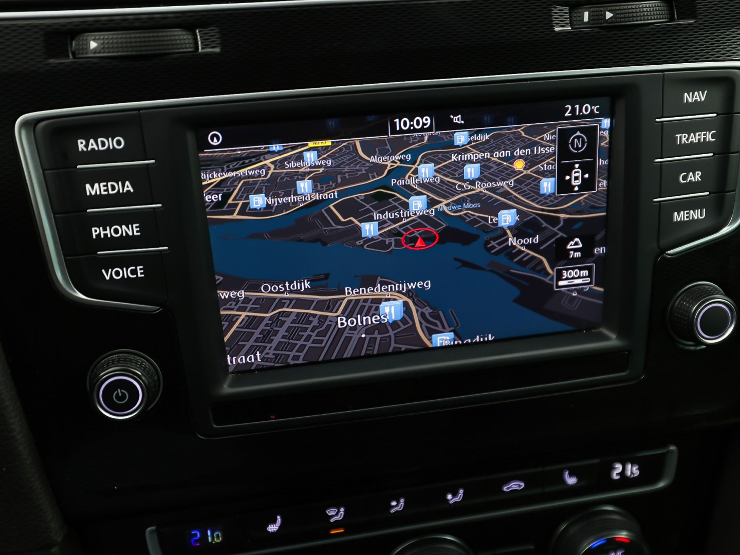 Volkswagen Golf 2.0 TSI GTI 220Pk Automaat (NAVIGATIE, CLIMATE, LEDER, STOELVERWARMING, SPORTSTOELEN, GETINT GLAS, XENON, NIEUWSTAAT)