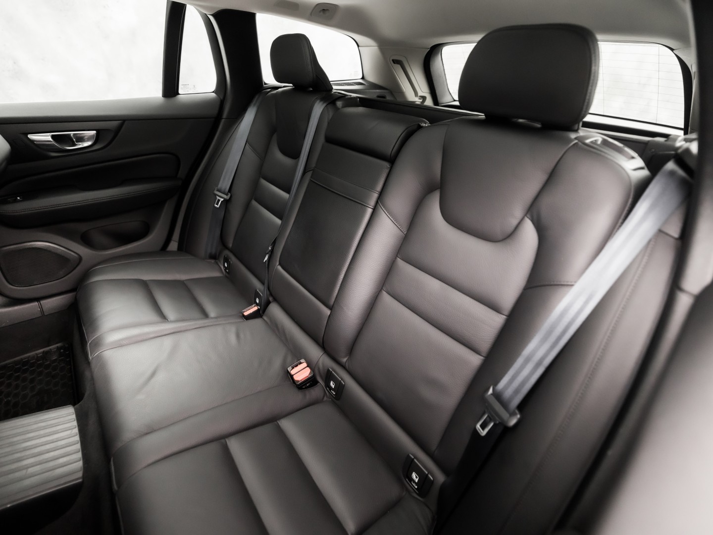 Volvo V60 2.0 T8 Twin Engine AWD Inscription 391Pk Automaat (PANORAMADAK, GROOT NAVI, MEMORY SEATS, GETINT GLAS, STUUR/STOELVERWARMING, CAMERA, TREKHAAK, ELEK ACHTERKLEP, NIEUWSTAAT)