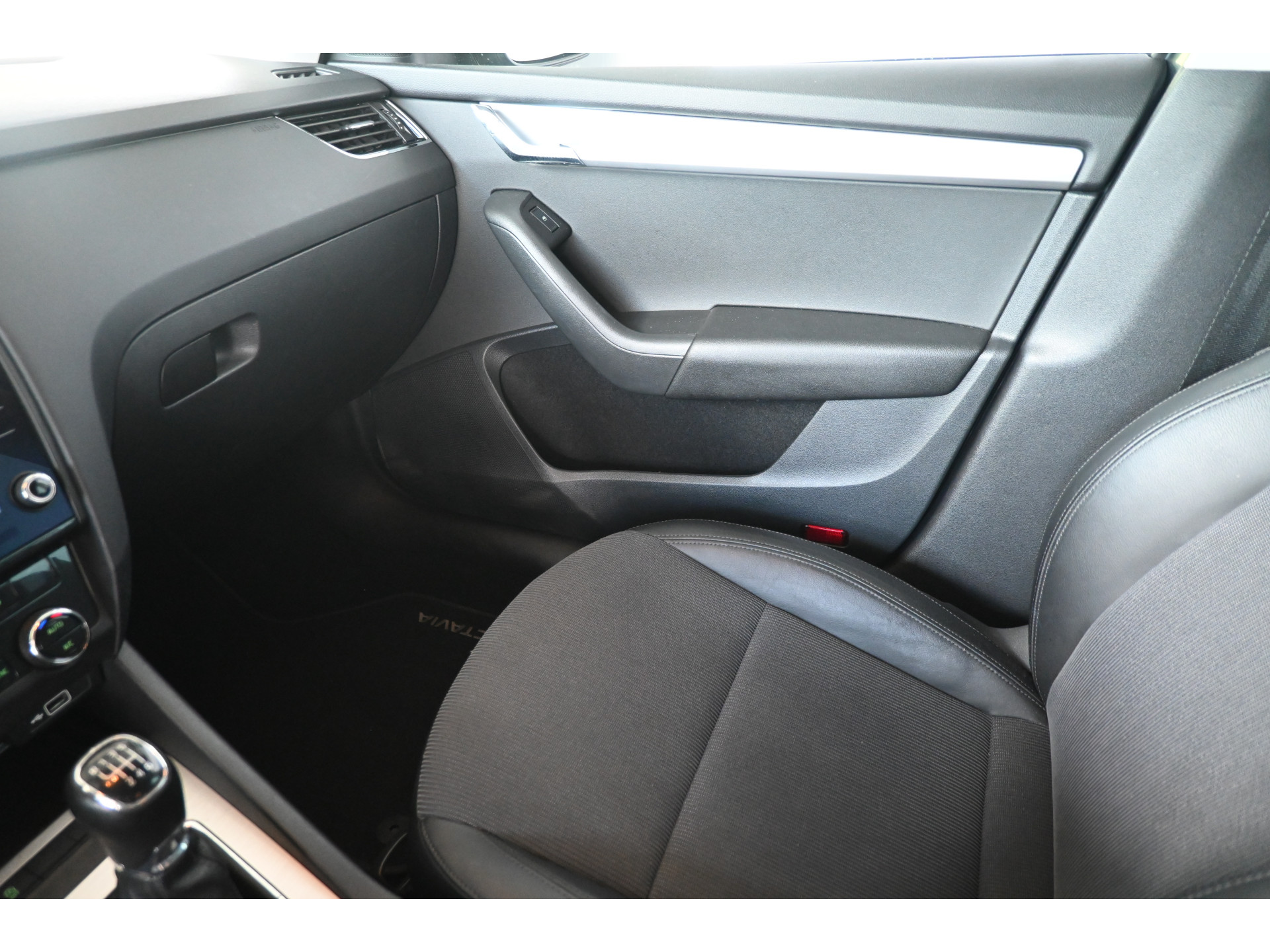 ŠKODA Octavia Combi 1.0 TSI Greentech Business Edition Nap! Navigatie Clima Cruise control Stoelverwarming PDC Inruil Mogelijk!