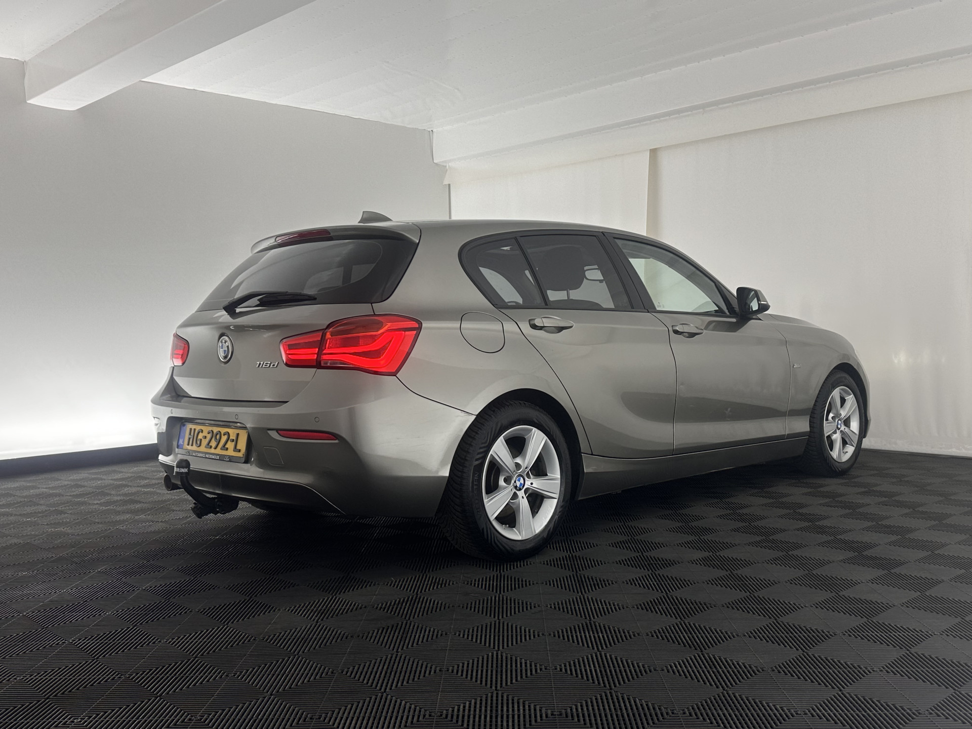 BMW 1-serie 116d EDE Corporate Lease Sport ⚠️GEARBOX AUDIBLE⚠️*PANO | FULL-LED | HEATED-SPORTSEATS | KEYLESS | NAVI-FULLMAP | PRIVACY-GLASS | ECC | PDC | CRUISE | 16''ALU*