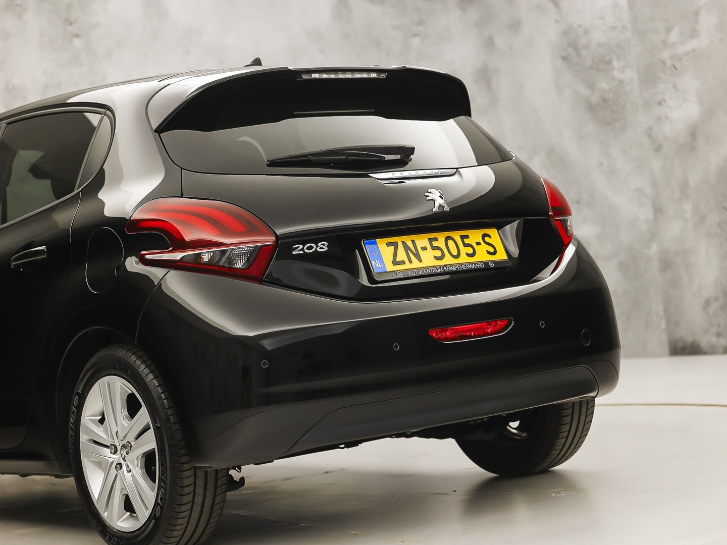 Peugeot 208 1.2 PureTech Signature (APPLE CARPLAY, LOGISCH NAP, NAVIGATIE, GETINT GLAS, SPORTSTOELEN, PARKEERSENSOREN, LM VELGEN, CRUISE, NIEUWSTAAT)