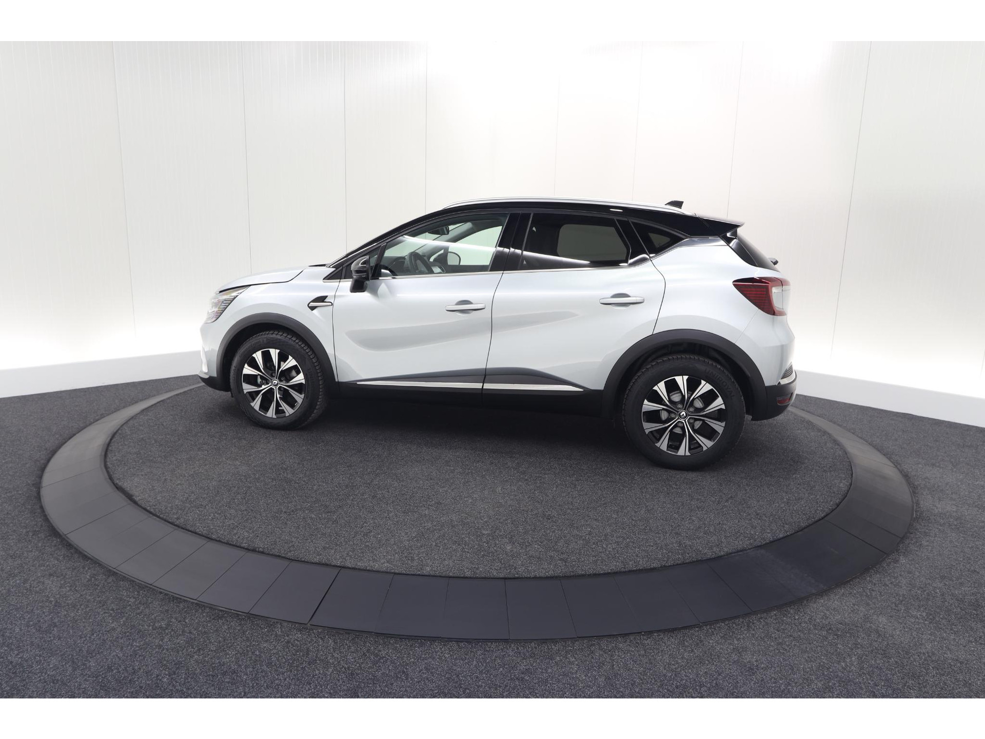 Renault Captur Mild Hybrid 140 EDC Techno | Camera | 9.3 Inch Scherm | Apple Carplay | Parkeersensoren | Allseason Banden | Stoelverwarming
