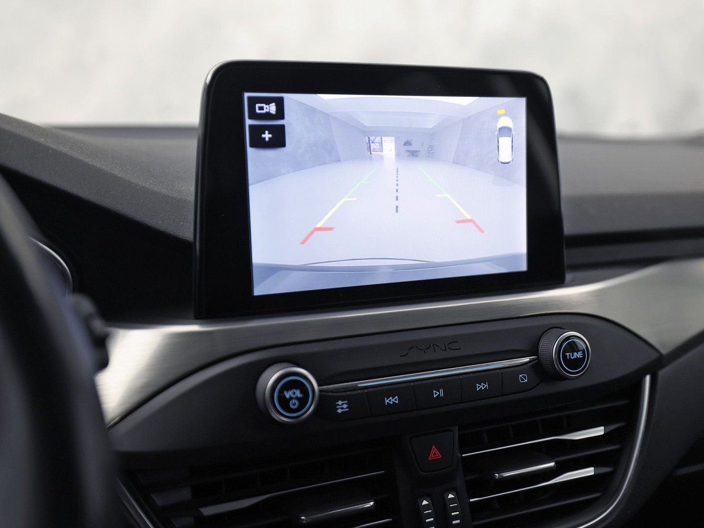 Ford Focus Wagon 1.0 EcoBoost Titanium Sport (APPLE CARPLAY, GROOT NAVI, STUUR/STOELVERWARMING, CAMERA, SPORTSTOELEN, GETINT GLAS, ADAPTIVE CRUISE, NIEUWSTAAT)