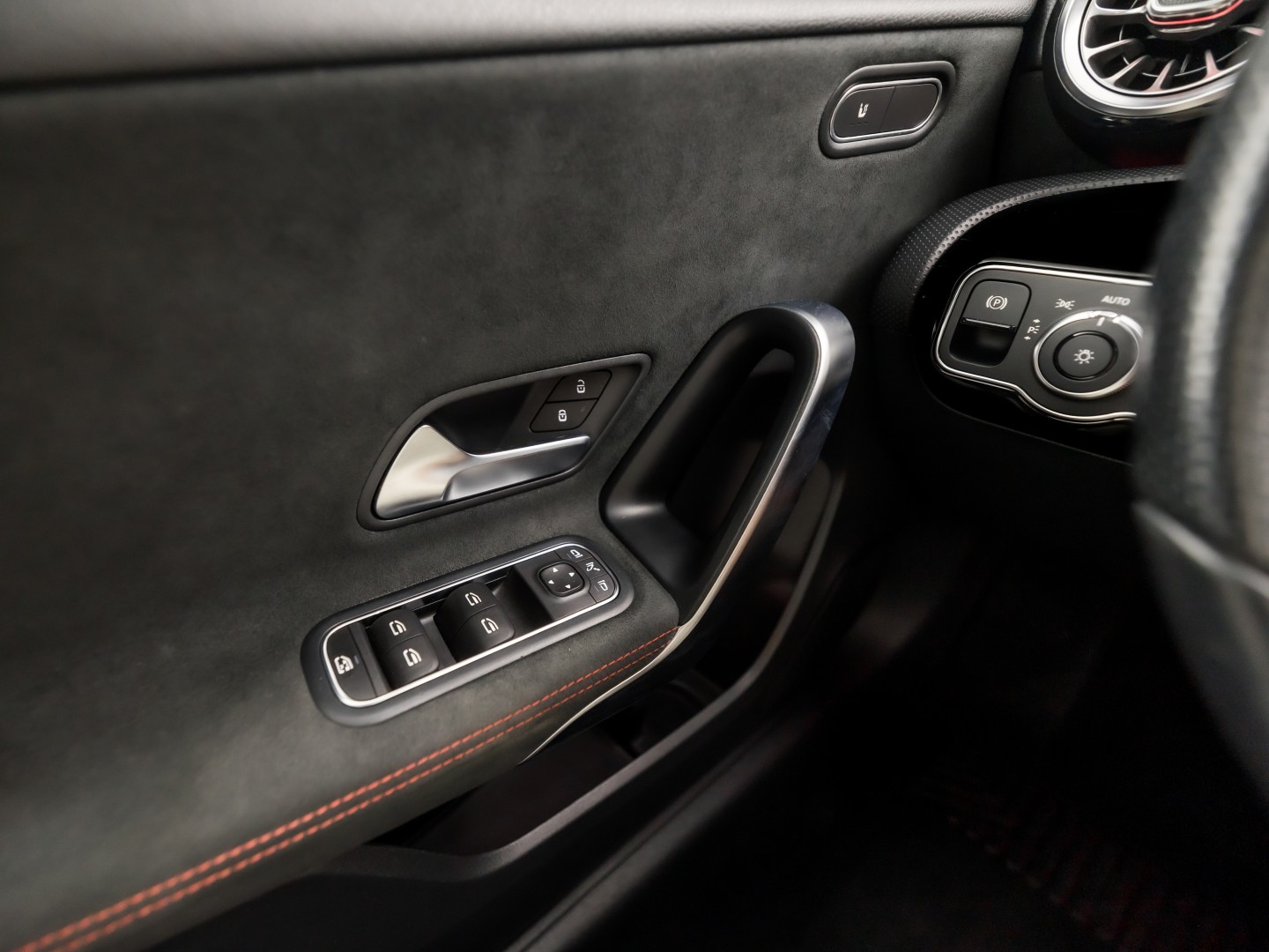 Mercedes-Benz A-Klasse 200 AMG Sport 163Pk Automaat (PANORAMADAK, GROOT NAVI, SFEERVERLICHTING, CAMERA, STOELVERWARMING, SPORTSTOELEN, GETINT GLAS, LEDER/ALCANTARA, NIEUWSTAAT)