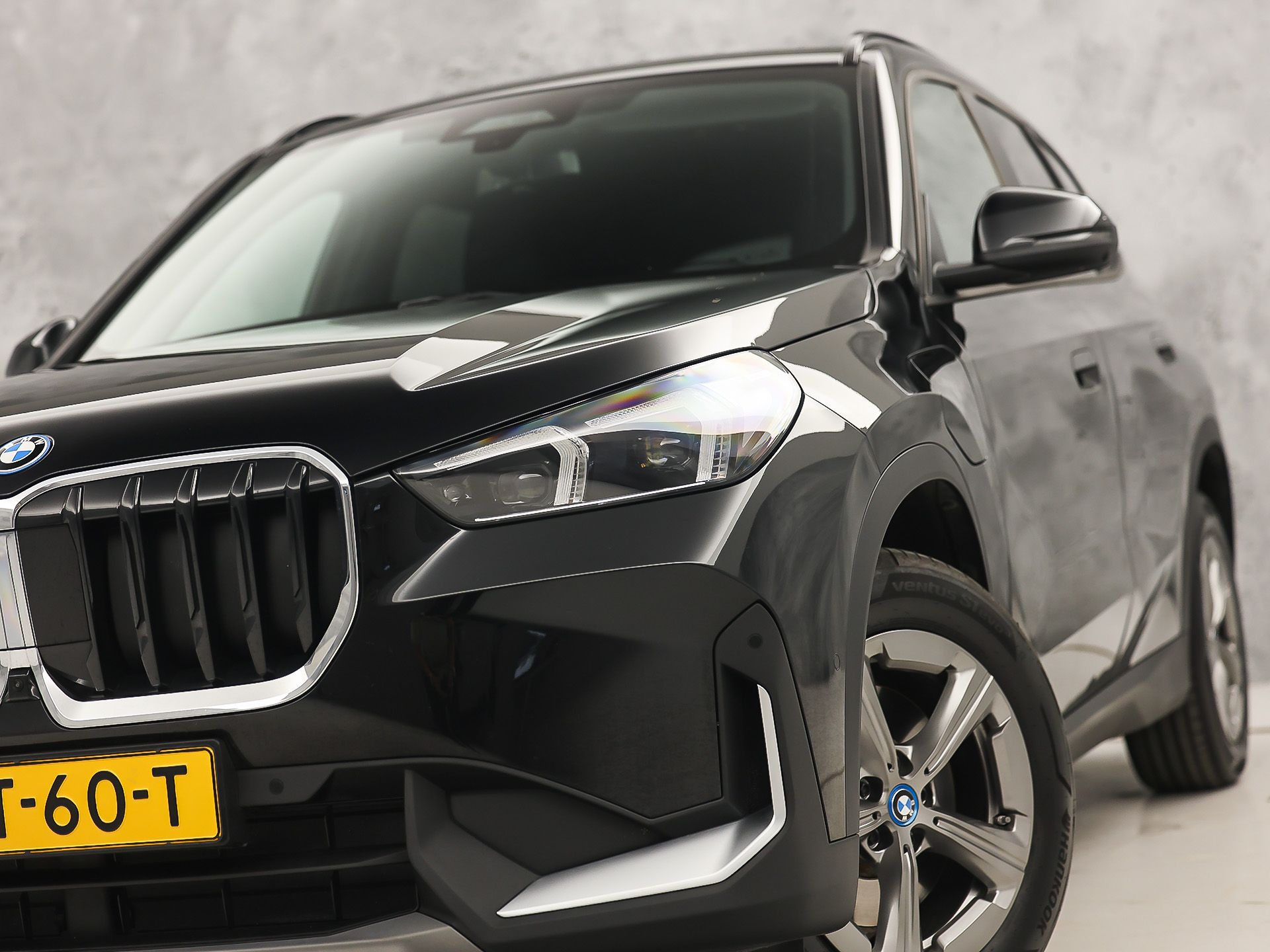 BMW X1 xDrive25e Sport Automaat 245Pk (APPLE CARPLAY, HEAD-UP DISPLAY, 360 CAMERA, GETINT GLAS, LEDER, STOELVERWARMING, ZWARTE HEMEL, NIEUWSTAAT)