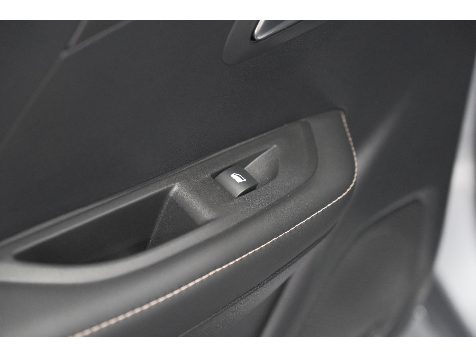 Peugeot 208 1.2 Hybrid 110 e-DCS6 Allure | Apple Carplay | Parkeersensoren Voor + Achter | Climate Control
