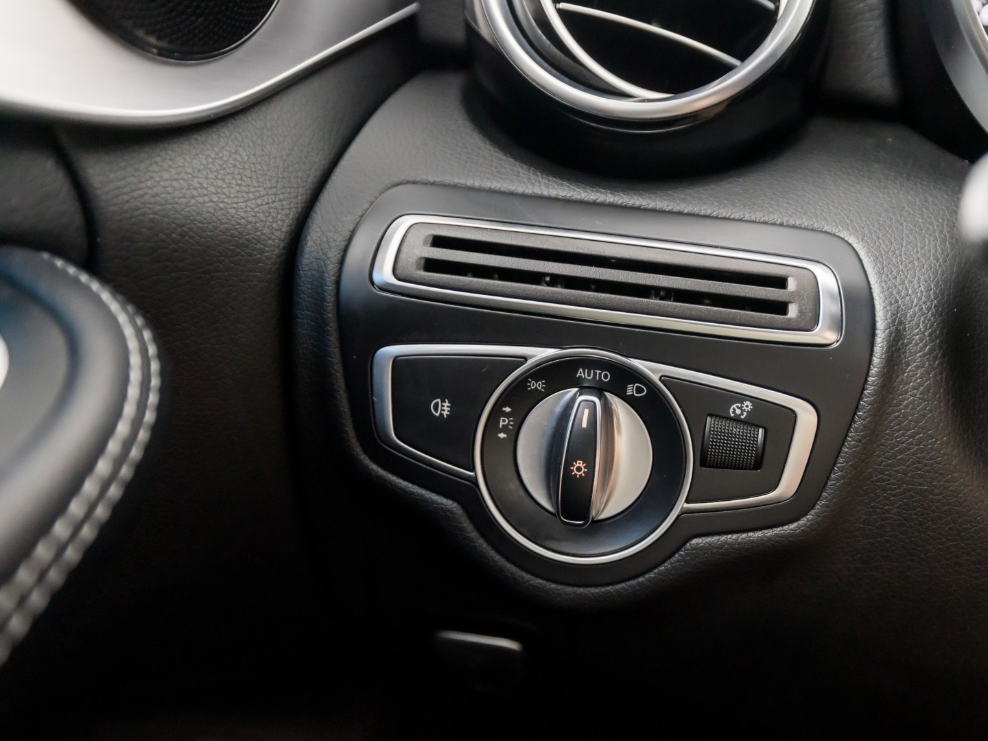 Mercedes-Benz C-Klasse 180 AMG Sport 156Pk Automaat (PANORAMADAK, NAVIGATIE, LEDER, ELEK SPORTSTOELEN, STOELVERWARMING, ELEK ACHTERKLEP, GETINT GLAS, ZWART HEMEL, NIEUWSTAAT)