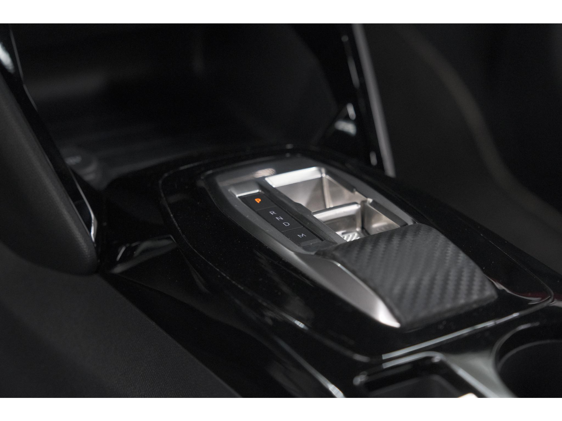 Peugeot 2008 PureTech 130 EAT8 GT | Camera | Apple Carplay | Parkeersensoren | 17 Inch Lichtmetalen Velgen