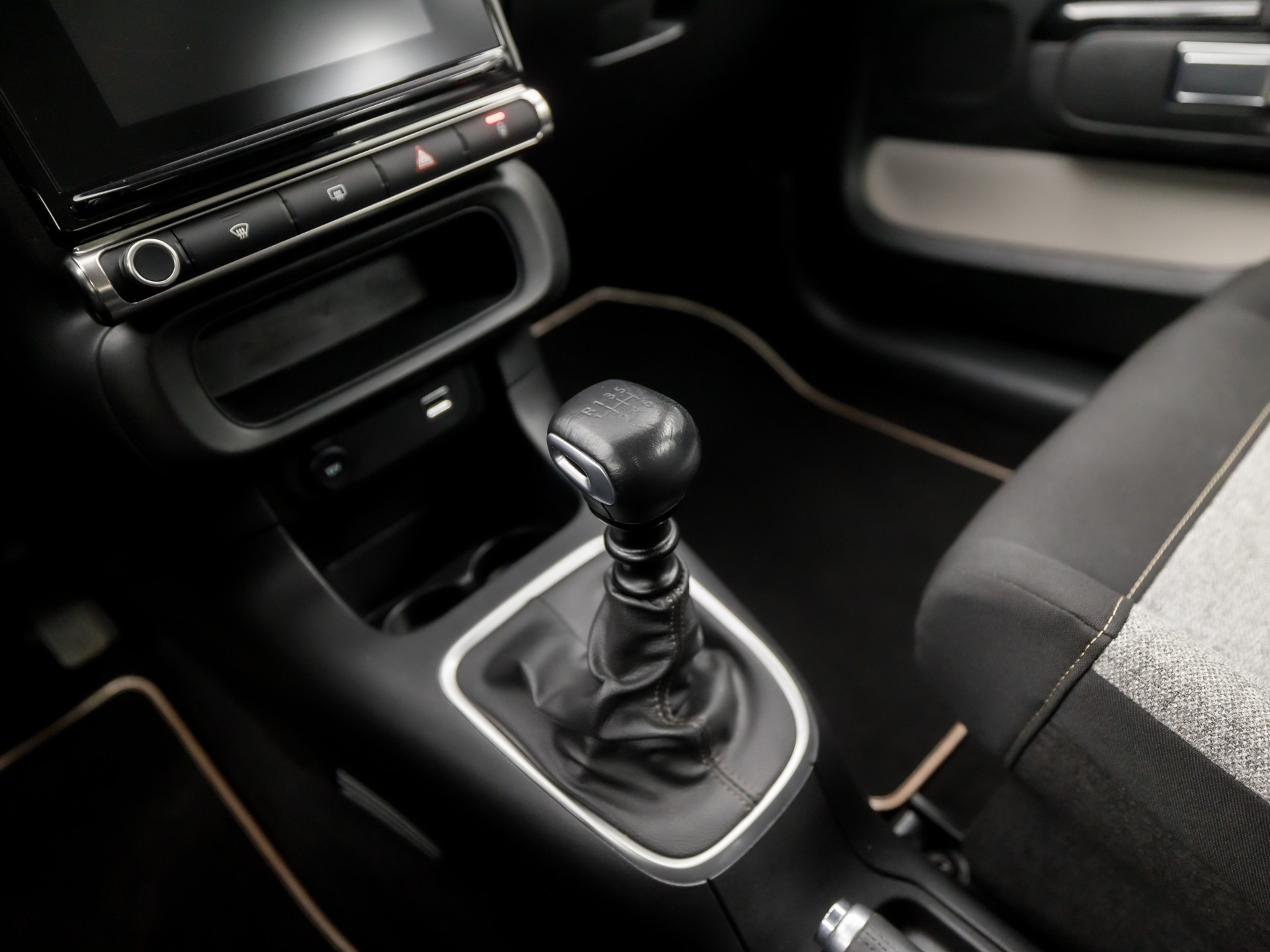 Citroën C3 1.2 PureTech S&S Origins (APPLE CARPLAY, NAVIGATIE, 360 CAMERA, LANE ASSIST, SPORTSTOELEN, LM VELGEN, PARKEERSENSOREN, CRUISE, NIEUWE APK, NIEUWSTAAT)