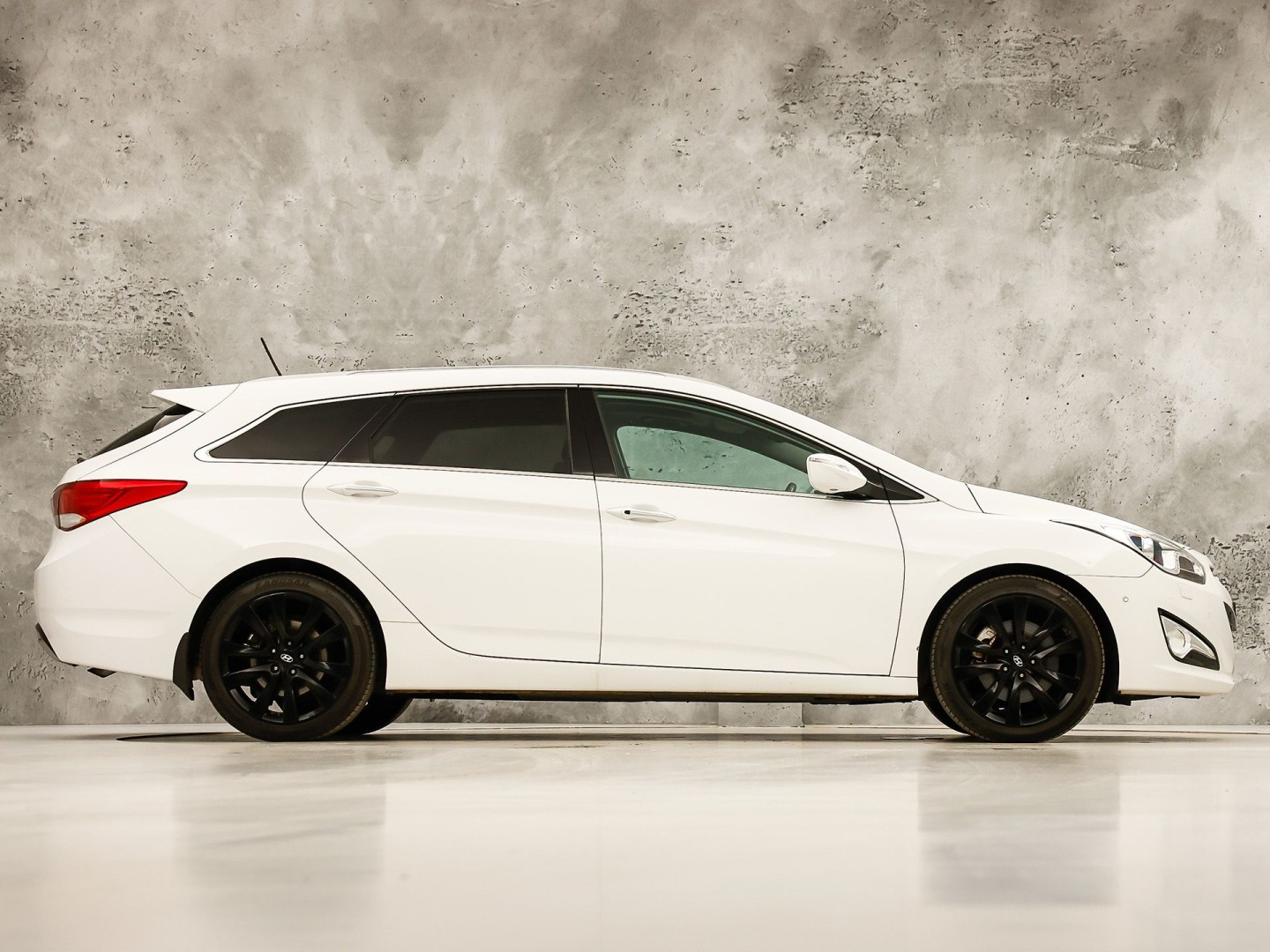 Hyundai i40 Wagon 2.0 GDI i-Catcher 177Pk Automaat (PANORAMADAK, NAVIGATIE, CAMERA, GETINT GLAS, STOELVERWARMING, ELEK SPORTSTOELEN, CRUISE, XENON, NIEUWSTAAT)