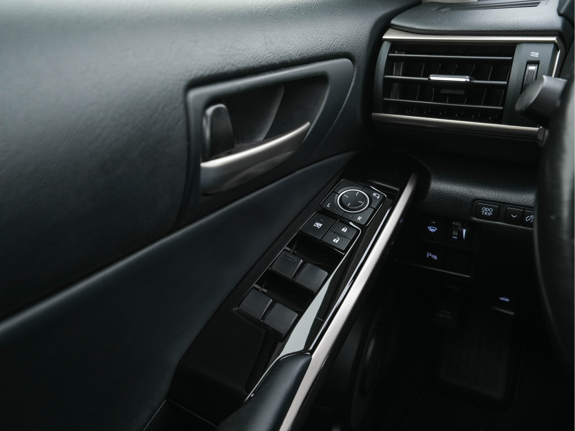 Lexus IS 300h Hybrid Business Line Aut. *PANO | LEATHER-MICROFIBRE | FULL-LED | NAVI-FULLMAP | HEATED-COMFORTSEATS | CAMERA | ECC | SHIFT-PADDLES | PDC | CRUISE | 17''ALU*